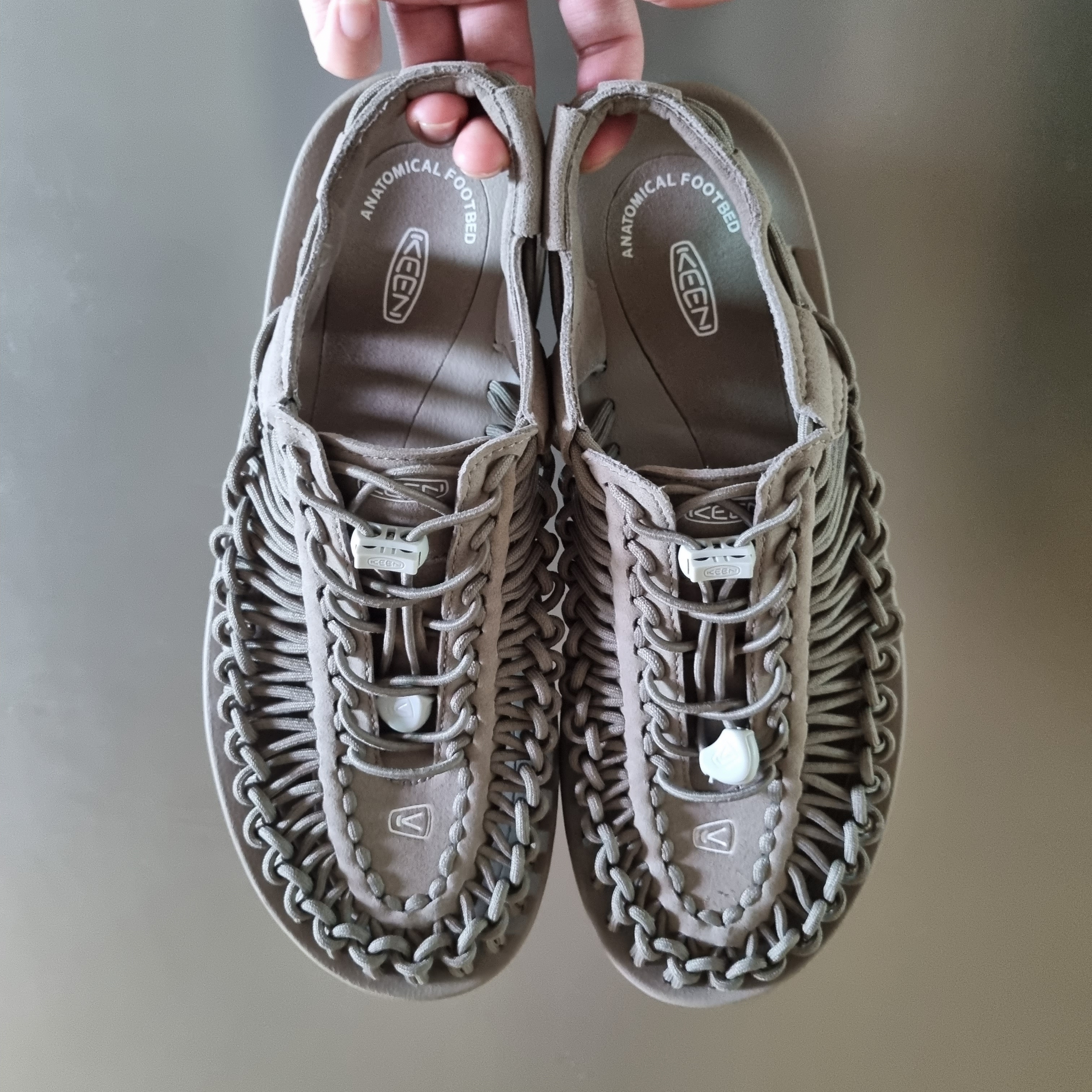Keen Uneek Sandals Timberwolf Plaza Taupe 착용 스타일