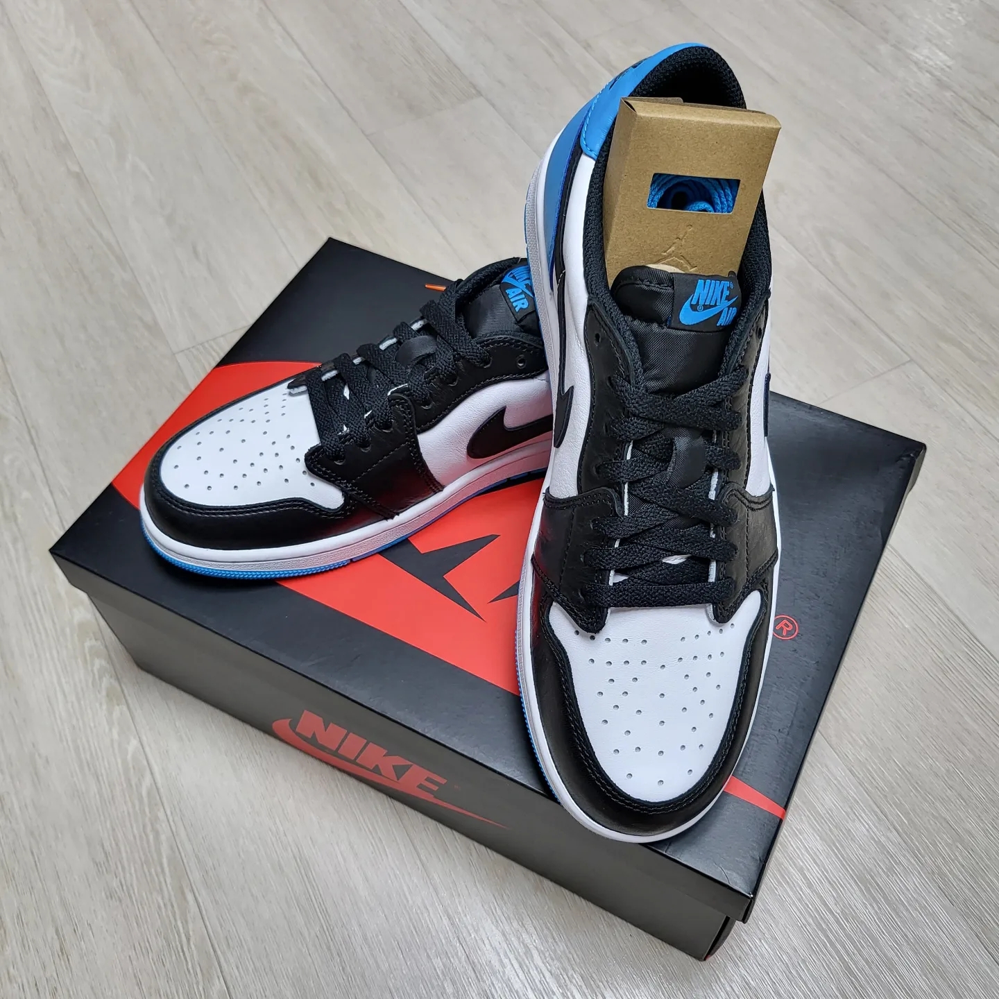 Jordan 1 Retro Low OG Black and Dark Powder Blue 착용 스타일 - 3