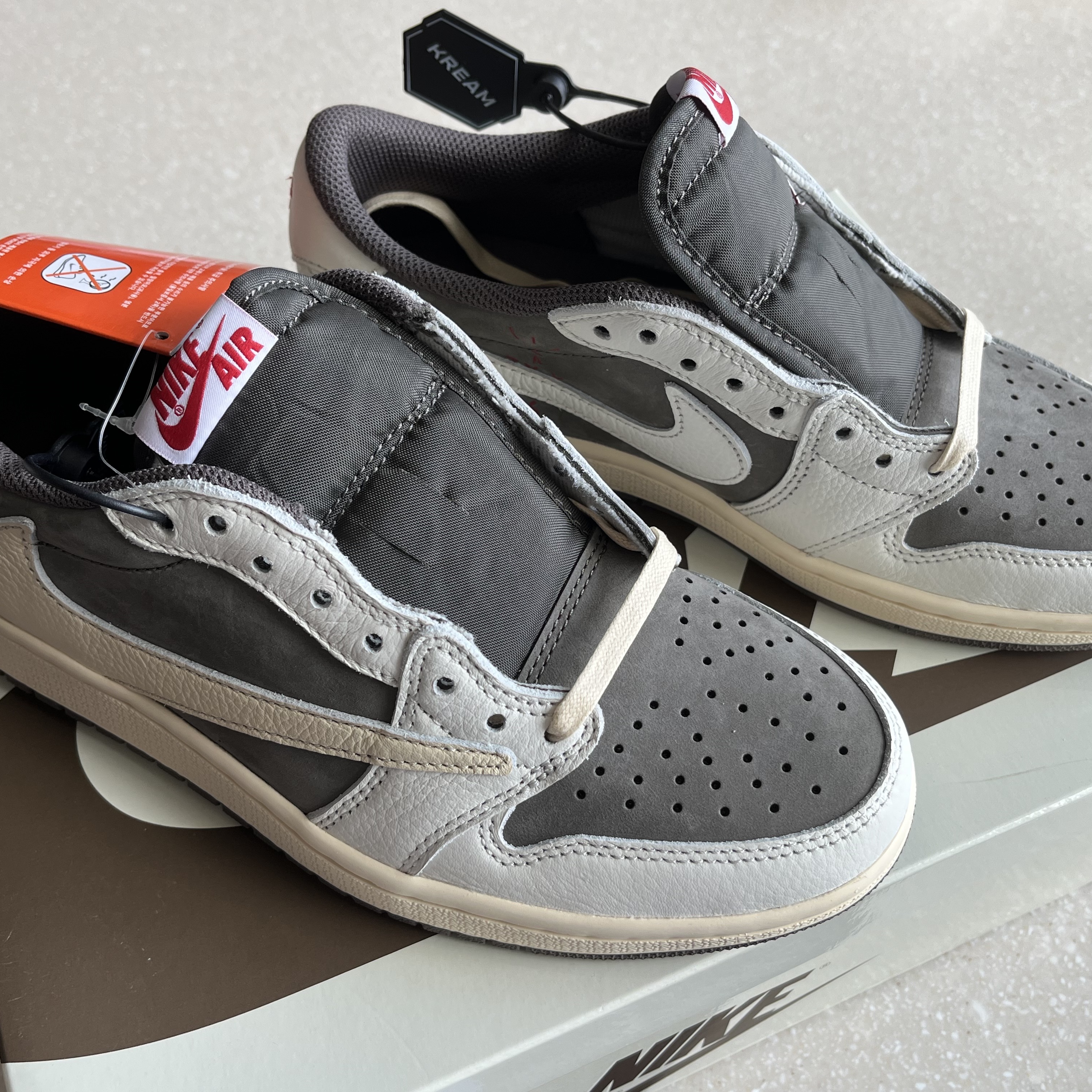 Jordan 1 x Travis Scott Retro Low OG SP Sail and Ridgerock 착용 스타일
