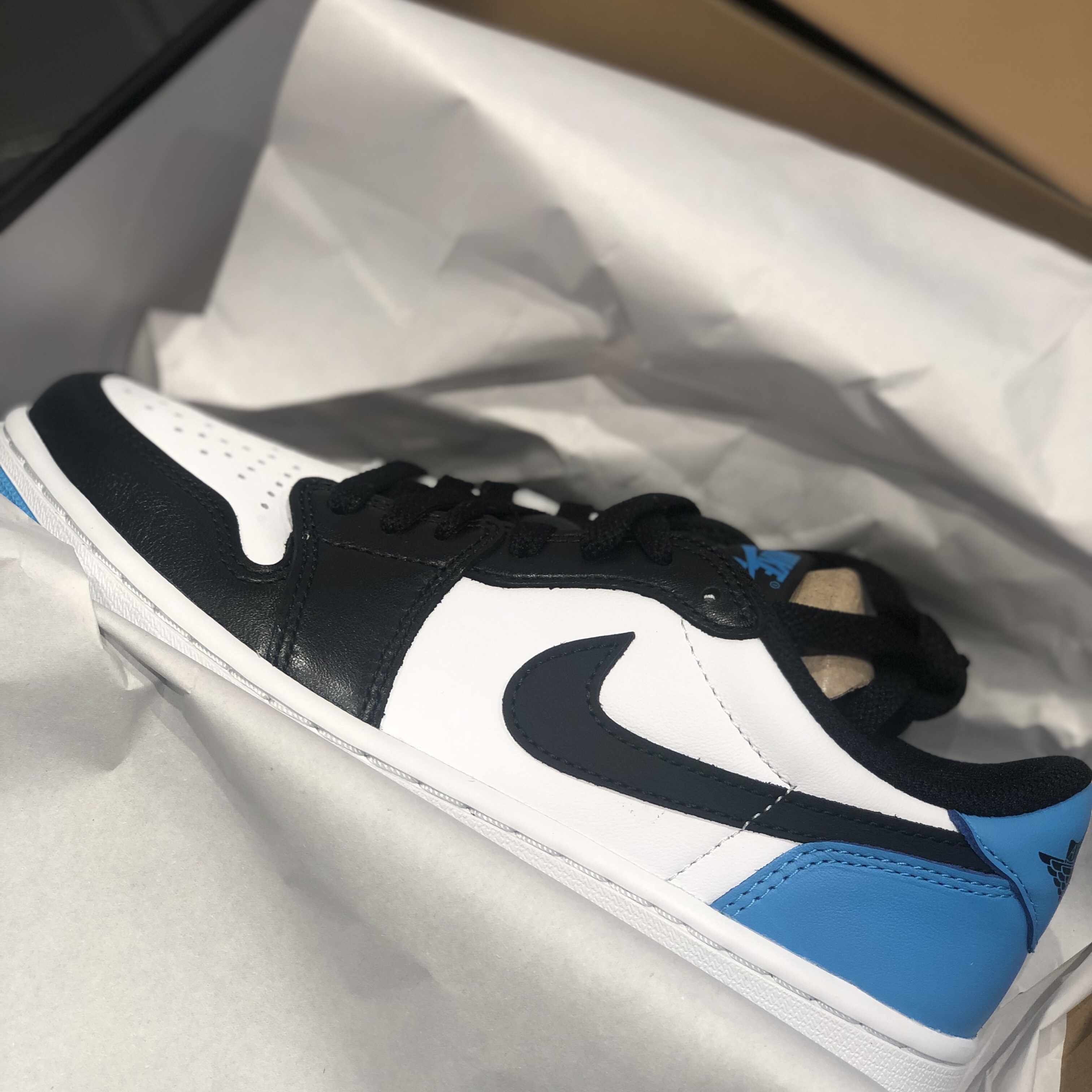 Jordan 1 Retro Low OG Black and Dark Powder Blue 착용 스타일