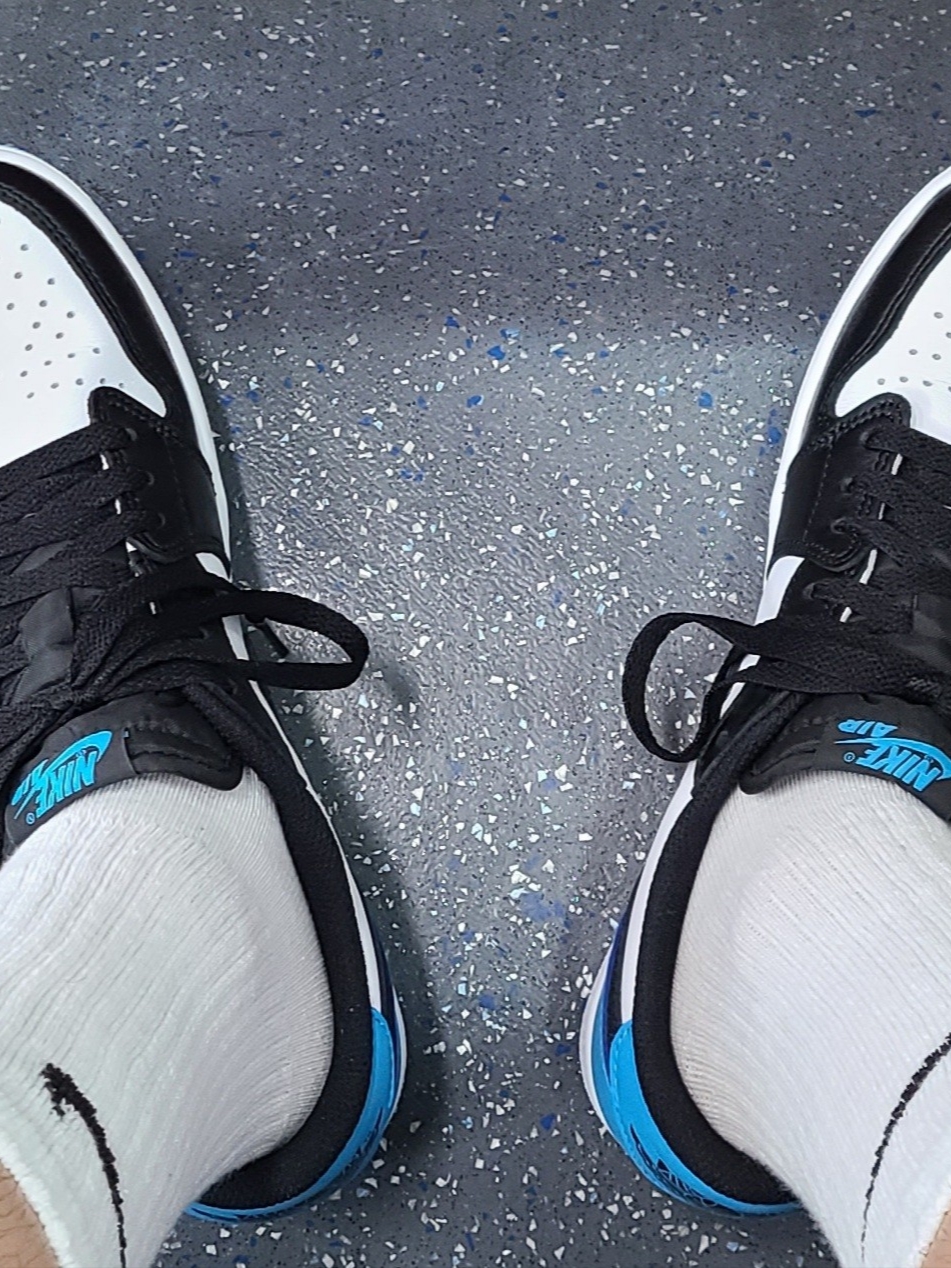 Jordan 1 Retro Low OG Black and Dark Powder Blue 착용 스타일 - 3