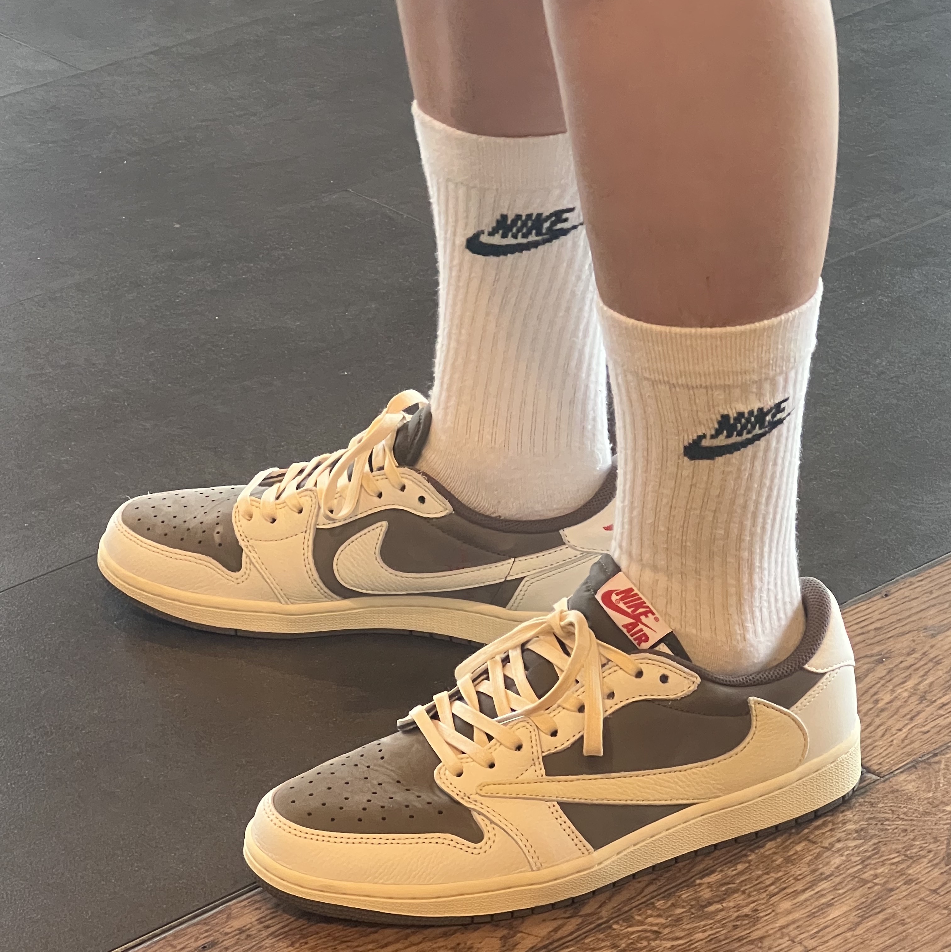 Jordan 1 x Travis Scott Retro Low OG SP Sail and Ridgerock 착용 스타일 - 1