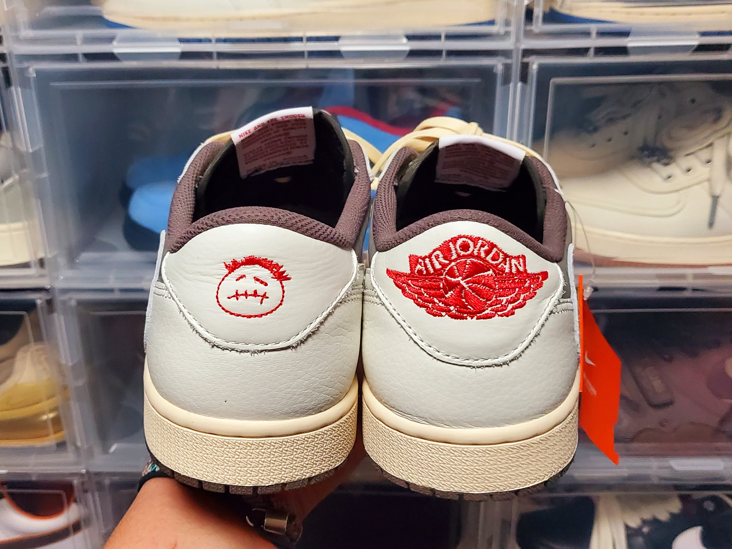 Jordan 1 x Travis Scott Retro Low OG SP Sail and Ridgerock 착용 스타일 - 5