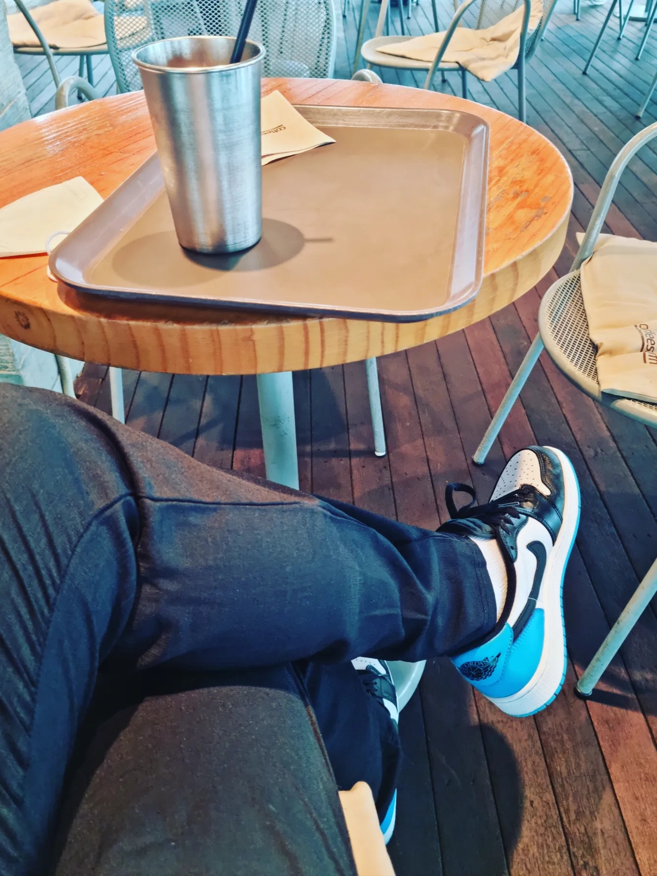 Jordan 1 Retro Low OG Black and Dark Powder Blue 착용 스타일 - 2