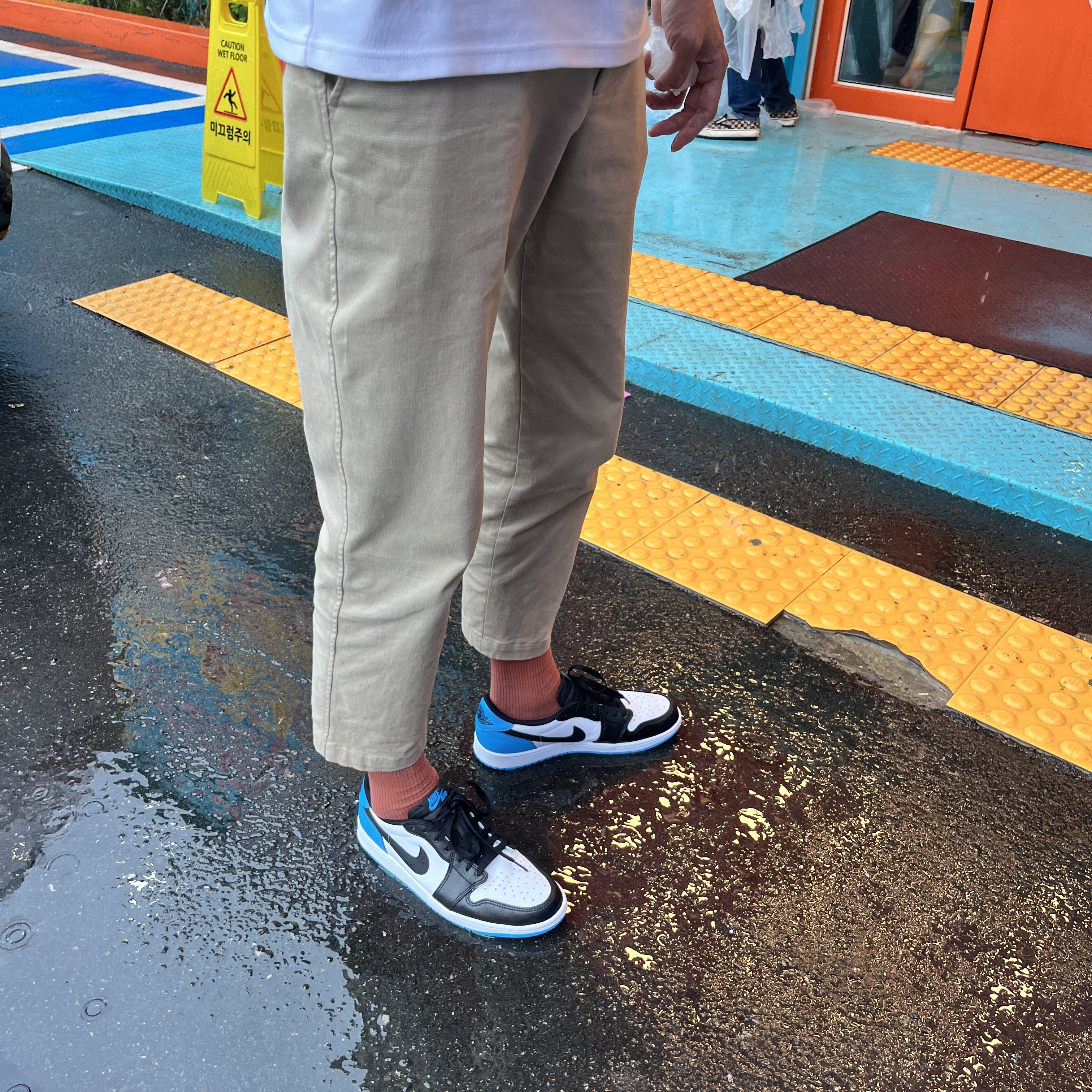 Jordan 1 Retro Low OG Black and Dark Powder Blue 착용 스타일 - 2