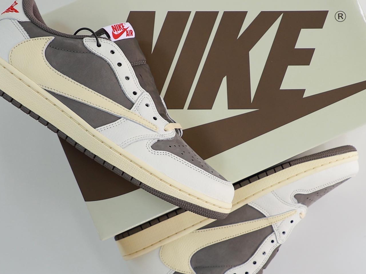 Jordan 1 x Travis Scott Retro Low OG SP Sail and Ridgerock 착용 스타일 - 1