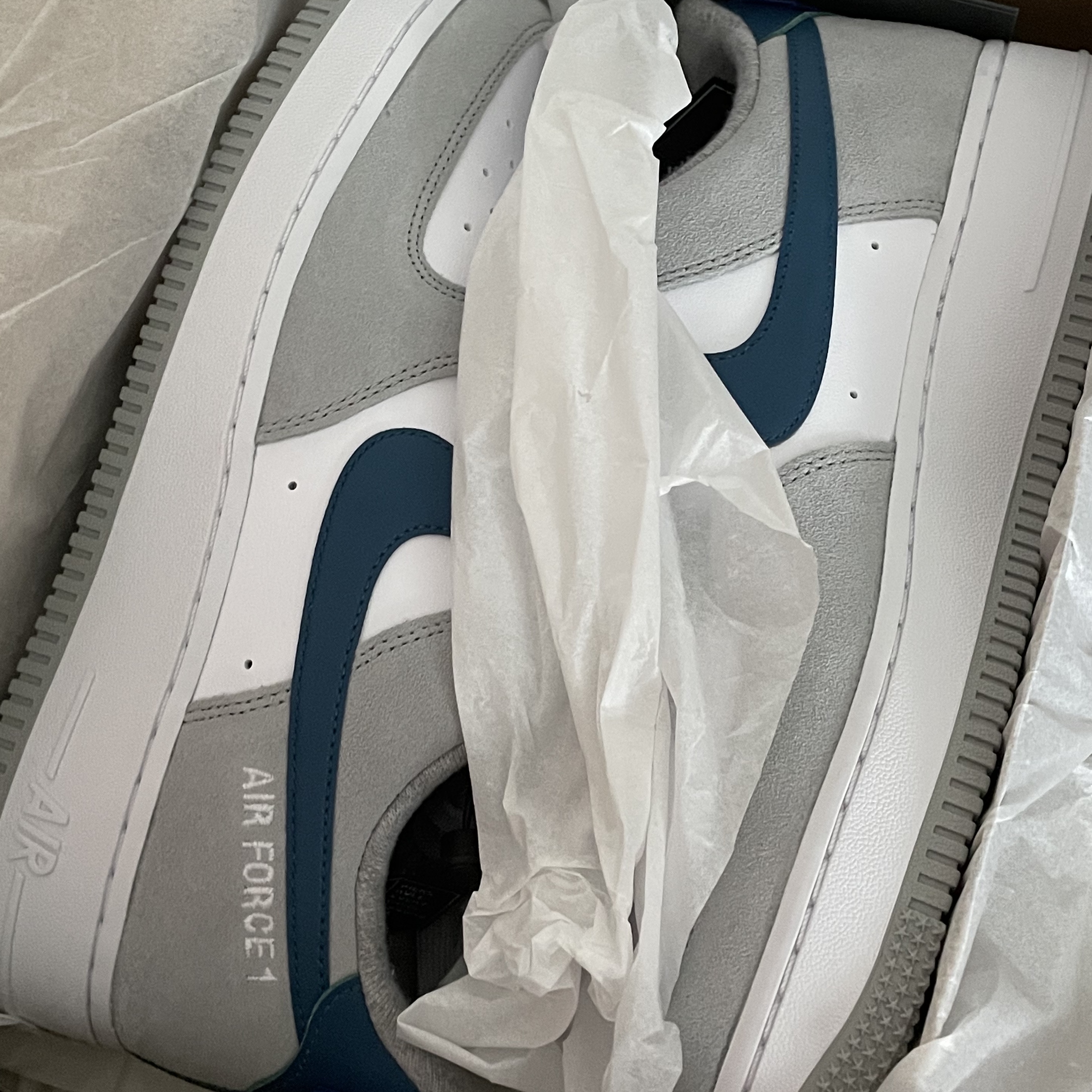 Nike Air Force 1 '07 LV8 Athletic Club Light Smoke Grey Marina 착용 스타일 - 1