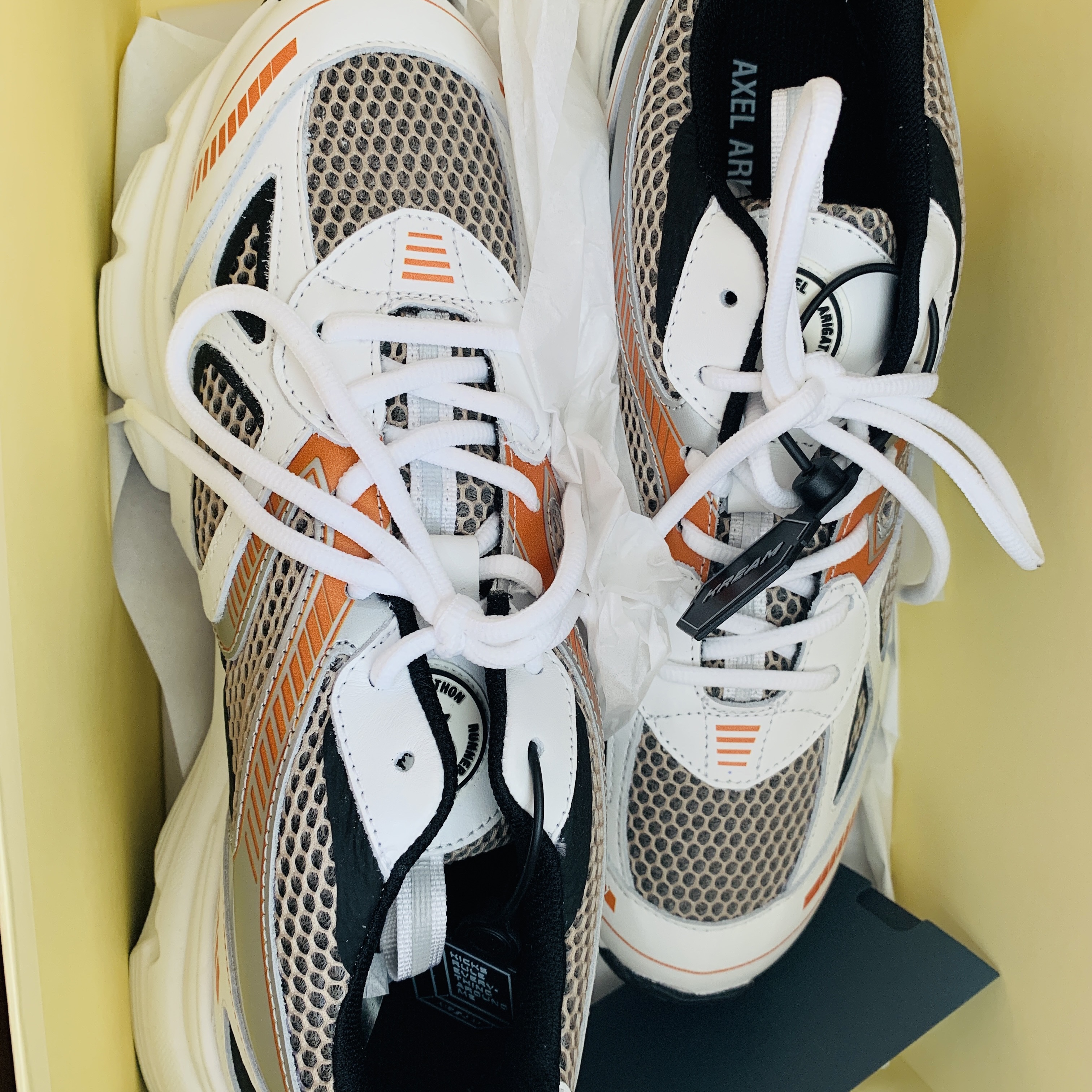 Axel Arigato Marathon Runner White Black Orange 착용 스타일