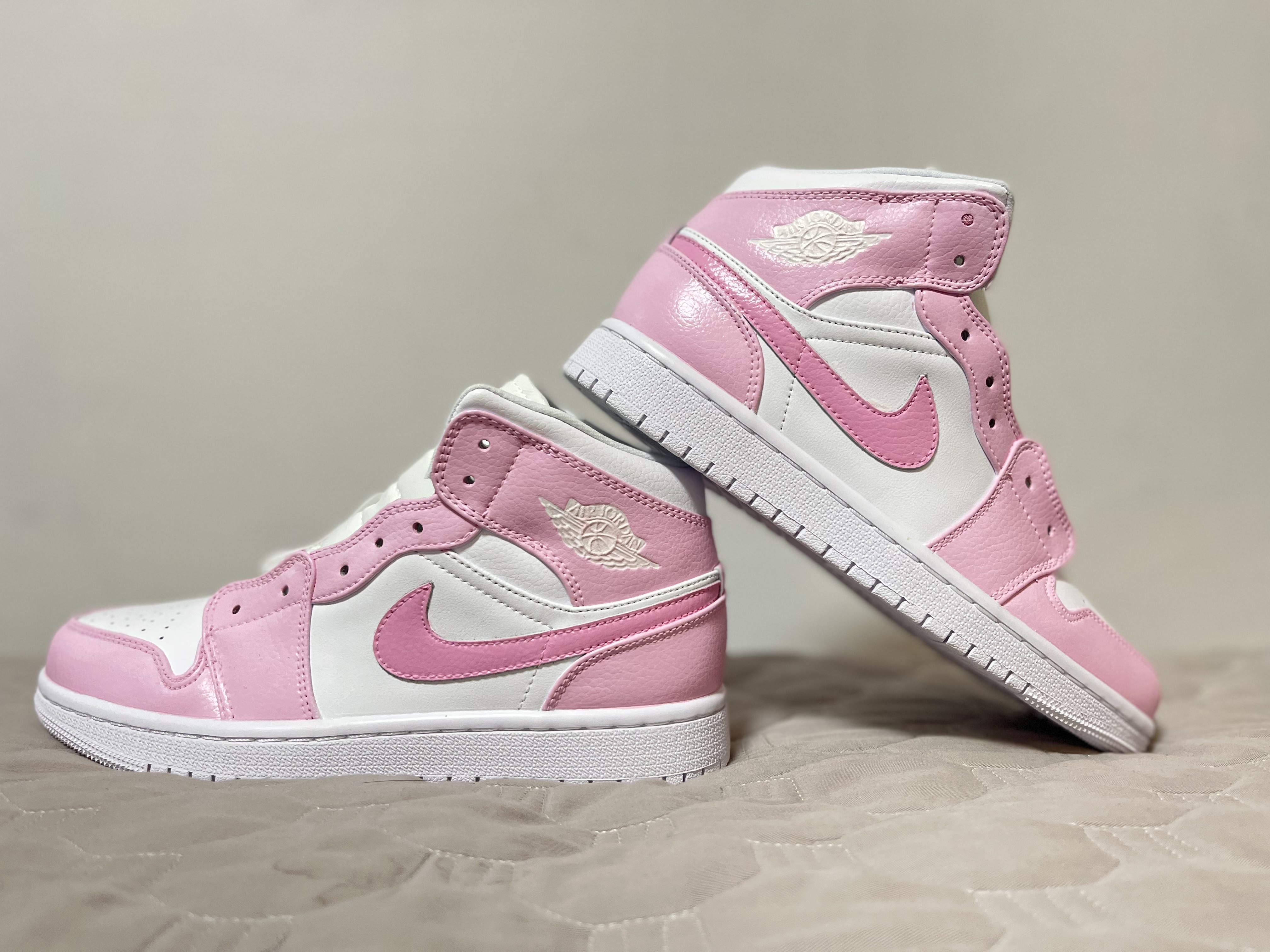 Jordan 1 Mid Triple White, (W) Jordan 1 Mid White Snakeskin 착용 스타일 - 1