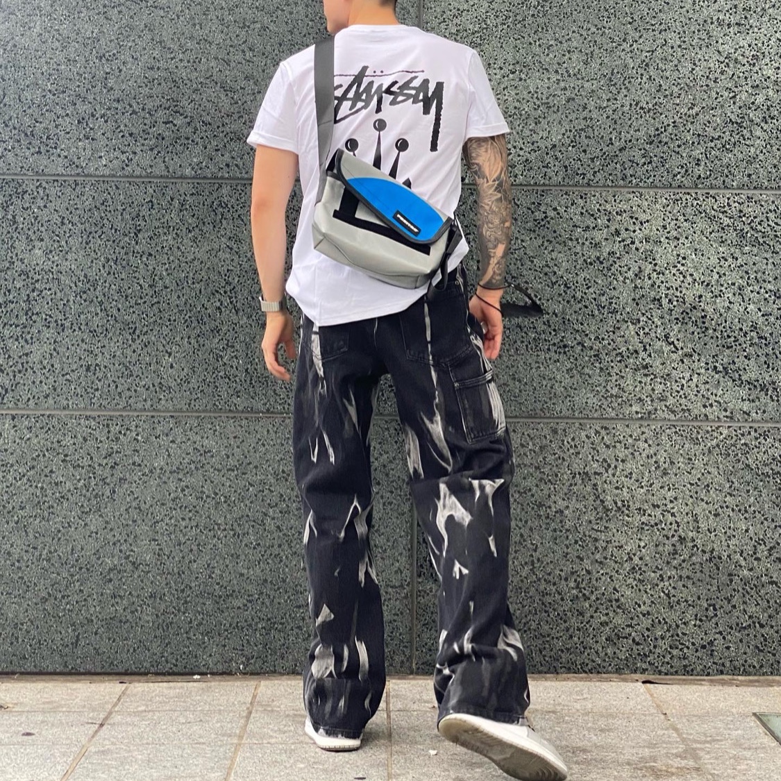 Stussy Stock Crown T-Shirt White, Jordan 1 Mid Light Smoke Grey 착용 스타일 - 1