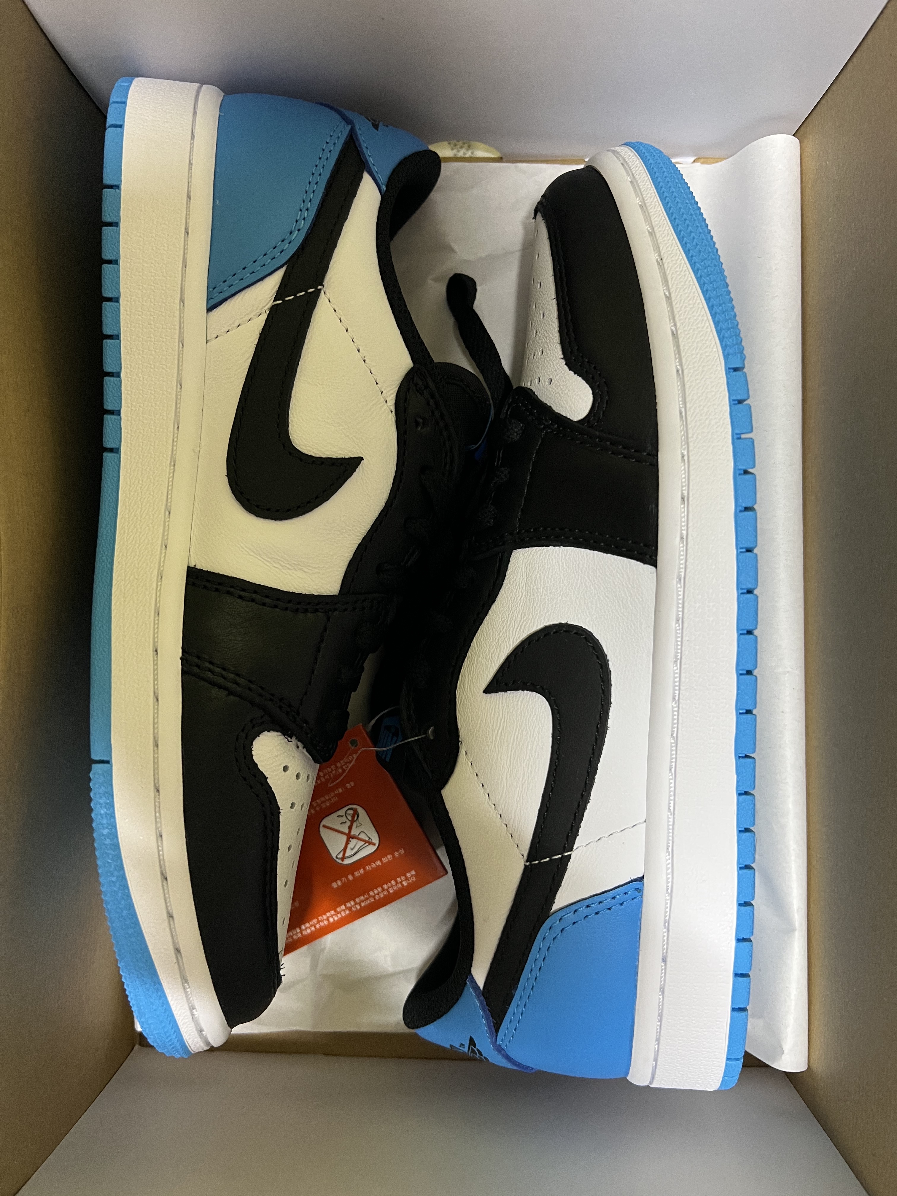 Jordan 1 Retro Low OG Black and Dark Powder Blue 착용 스타일