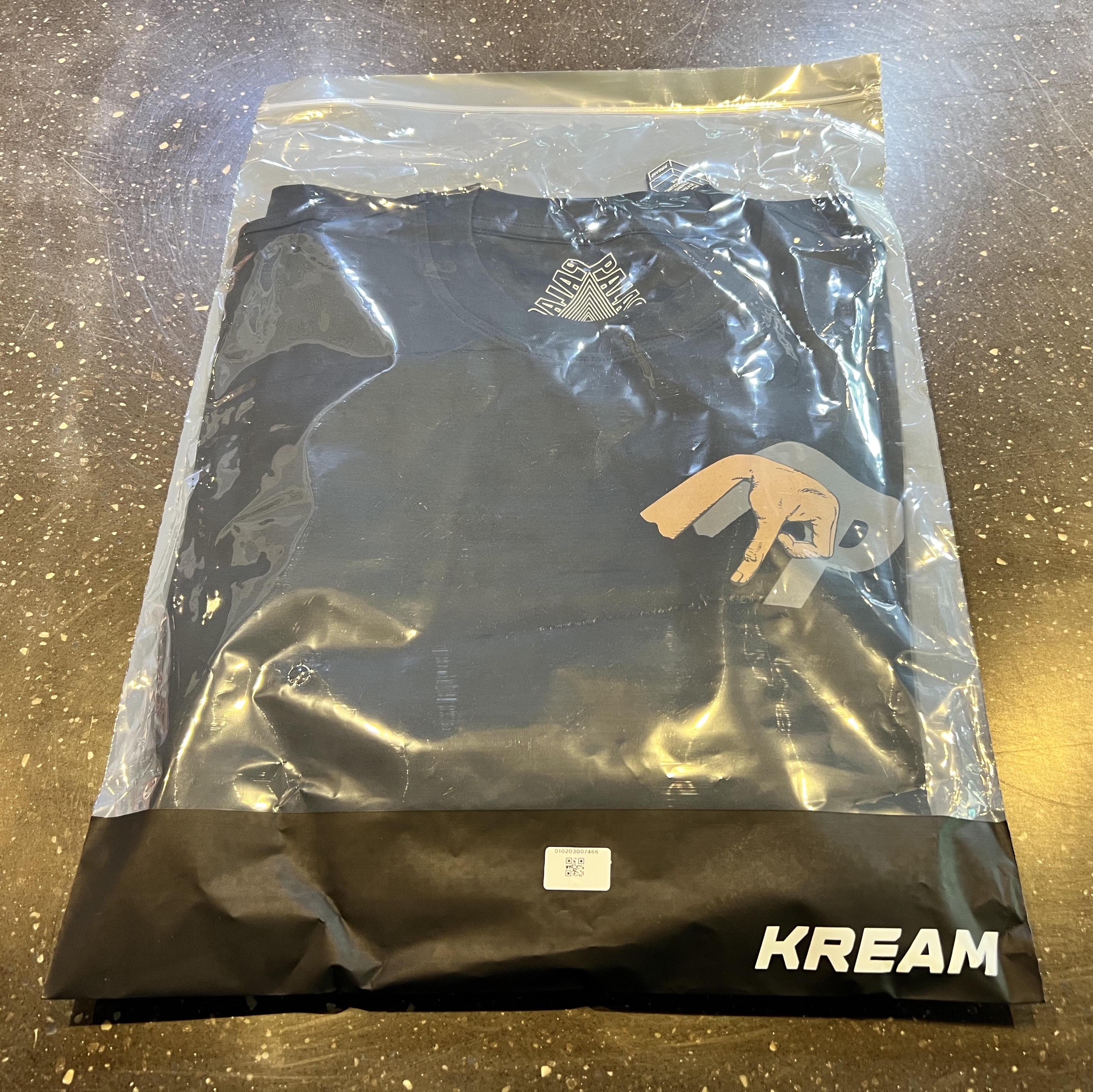 Palace Valley of the Shadows T-Shirt Black - 22SS 착용 스타일 - 2