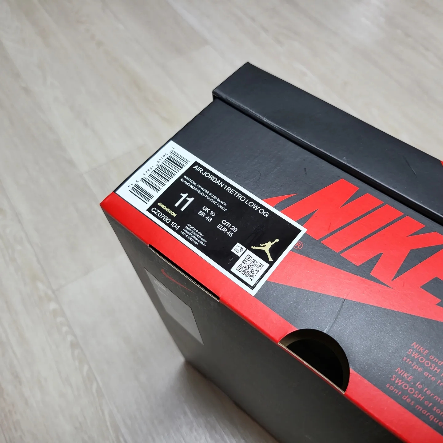 Jordan 1 Retro Low OG Black and Dark Powder Blue 착용 스타일 - 2
