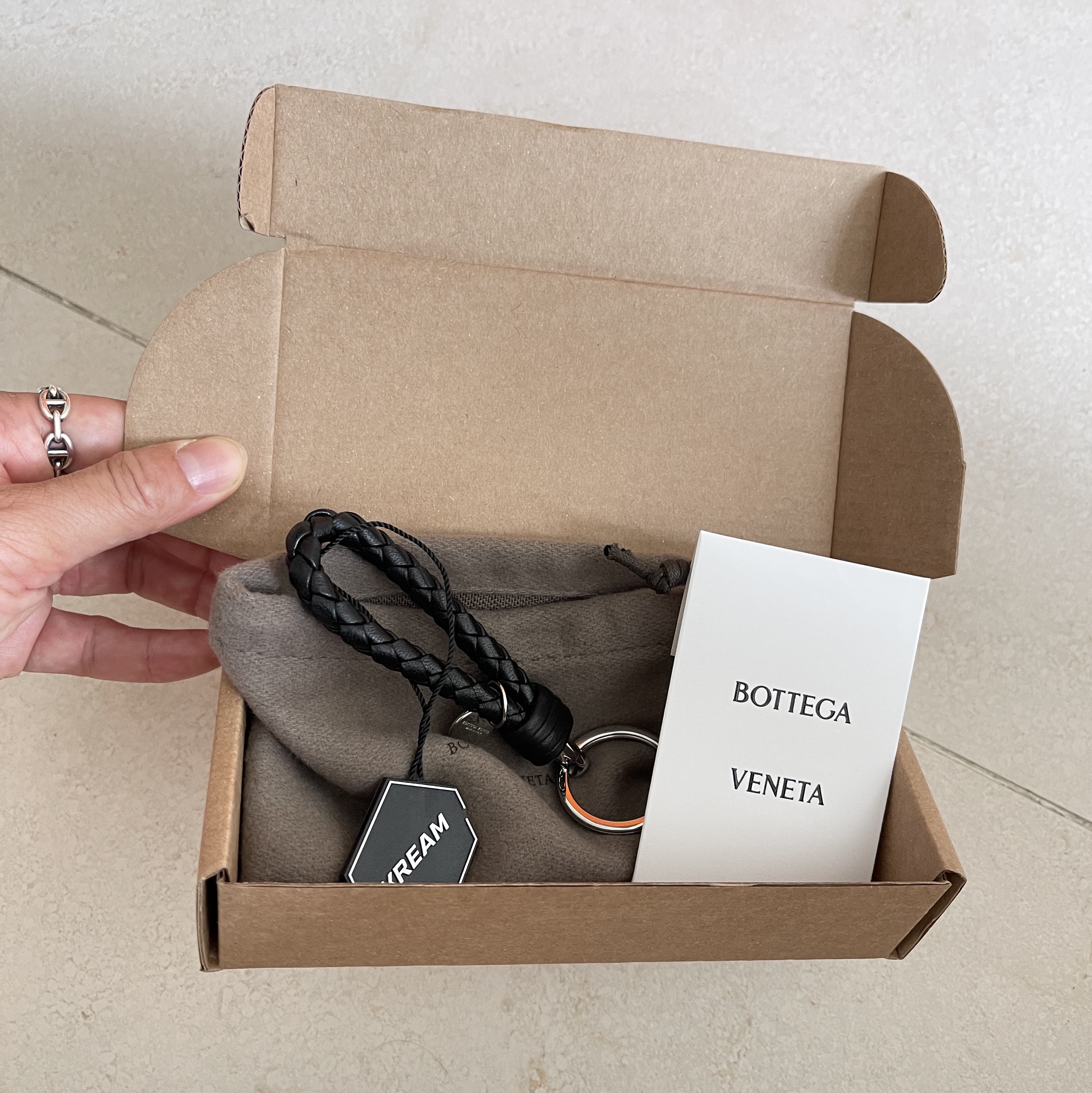 Bottega Veneta Logo Tag Keyring Black 착용 스타일
