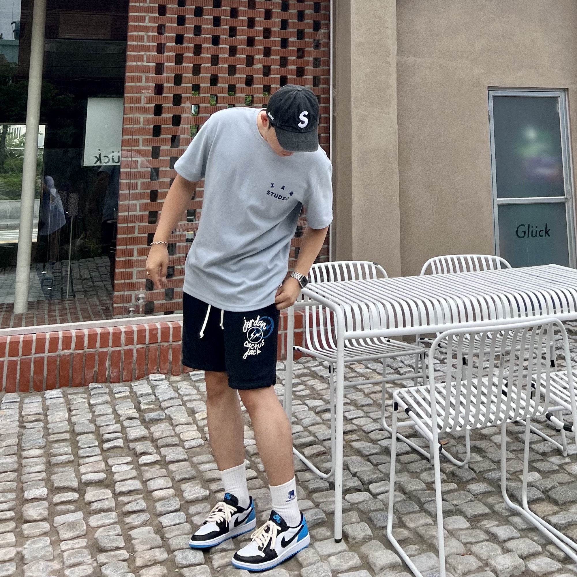 Supreme Kevlar Denim S Logo 6-Panel Black - 22SS, IAB Studio T-Shirt Ash Blue - 21SS 착용 스타일