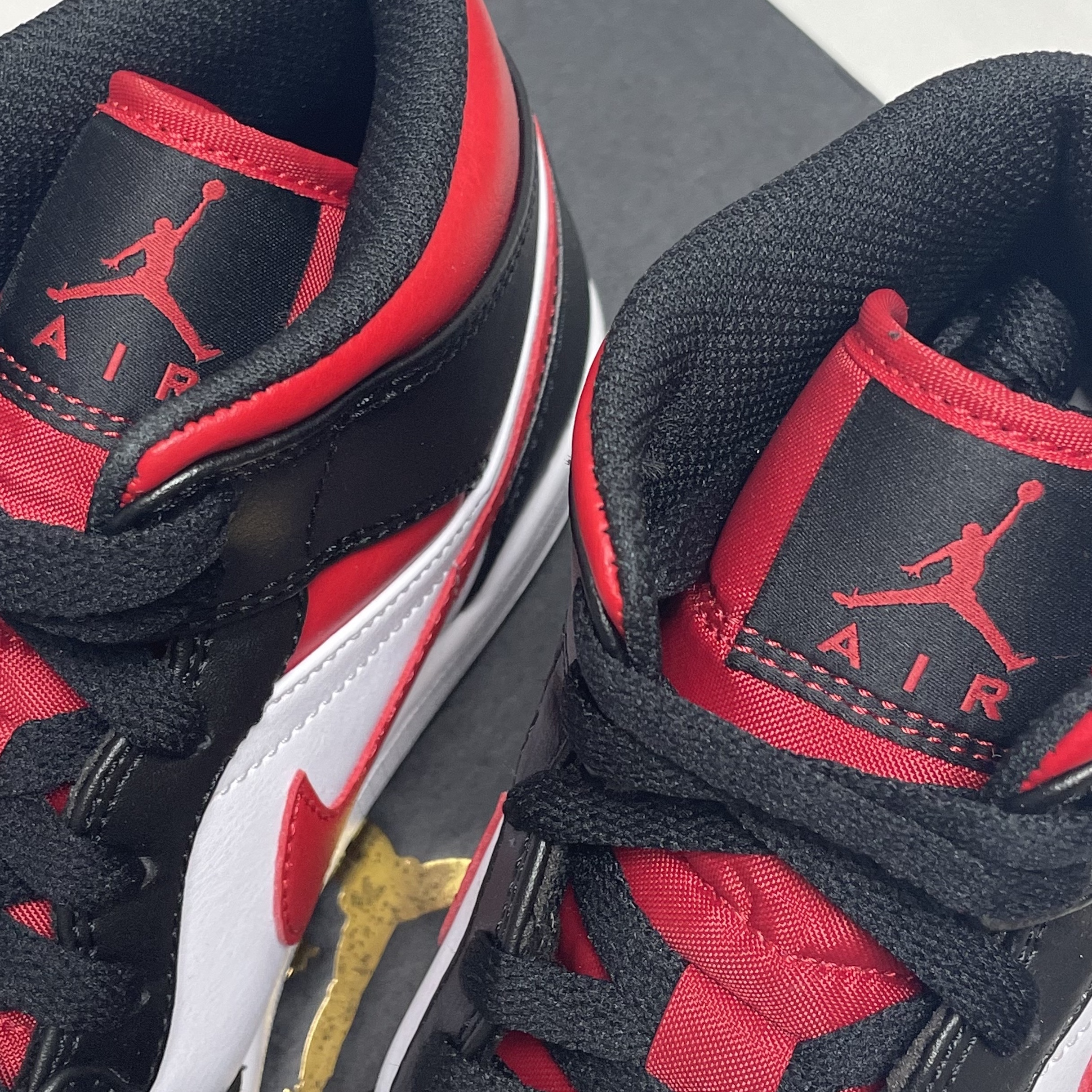 Jordan 1 Mid Black Fire Red 착용 스타일 - 2