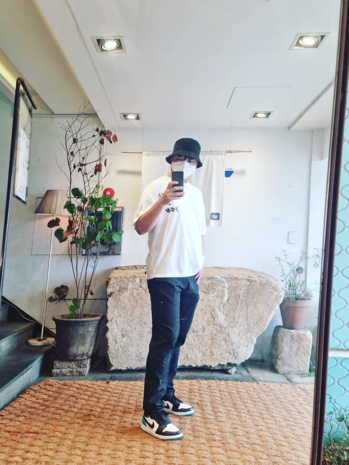 Jordan 1 Retro Low OG Black and Dark Powder Blue 착용 스타일 - 1