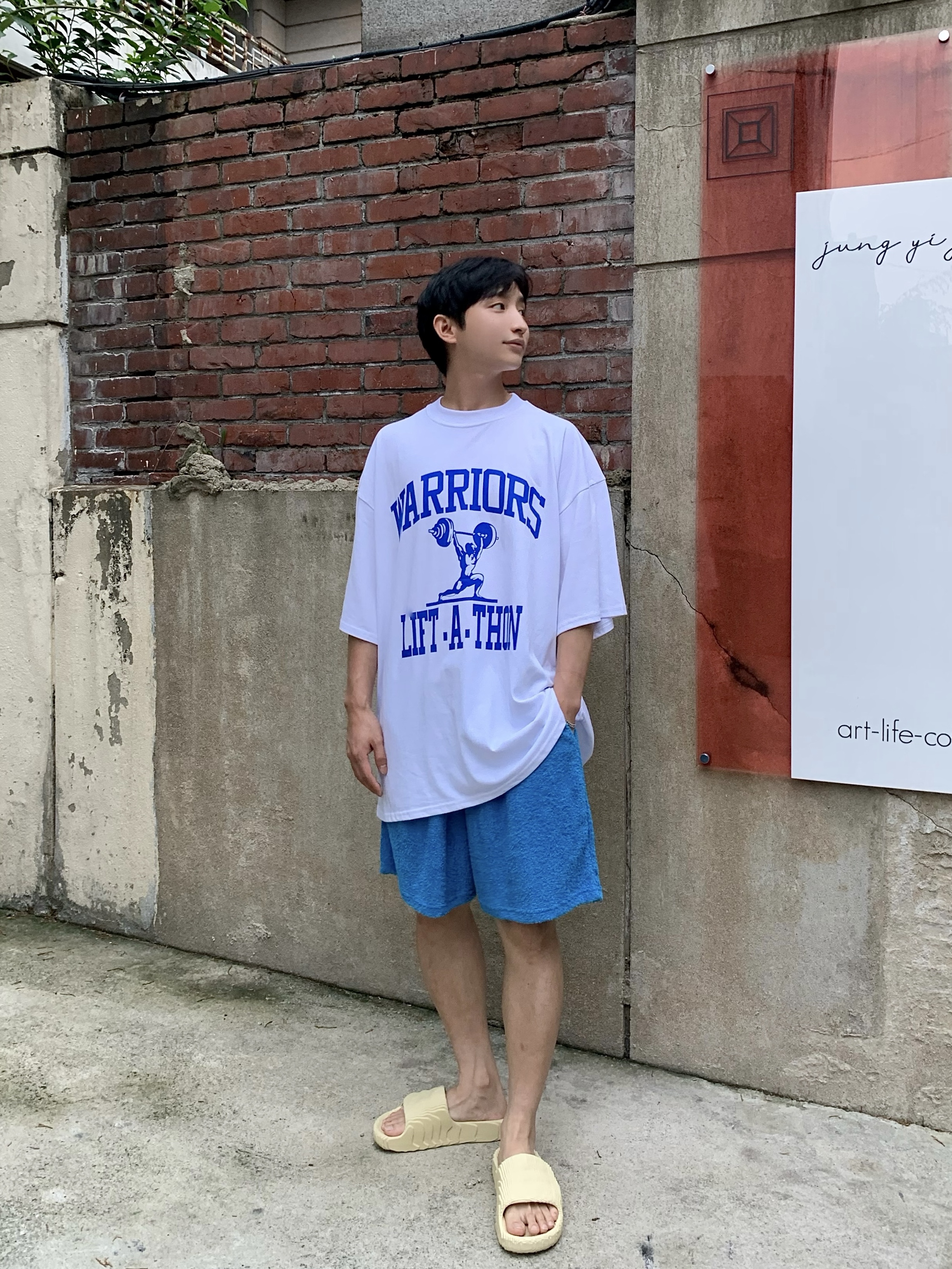 Adidas Adilette 22 Desert Sand 착용 스타일 - 2