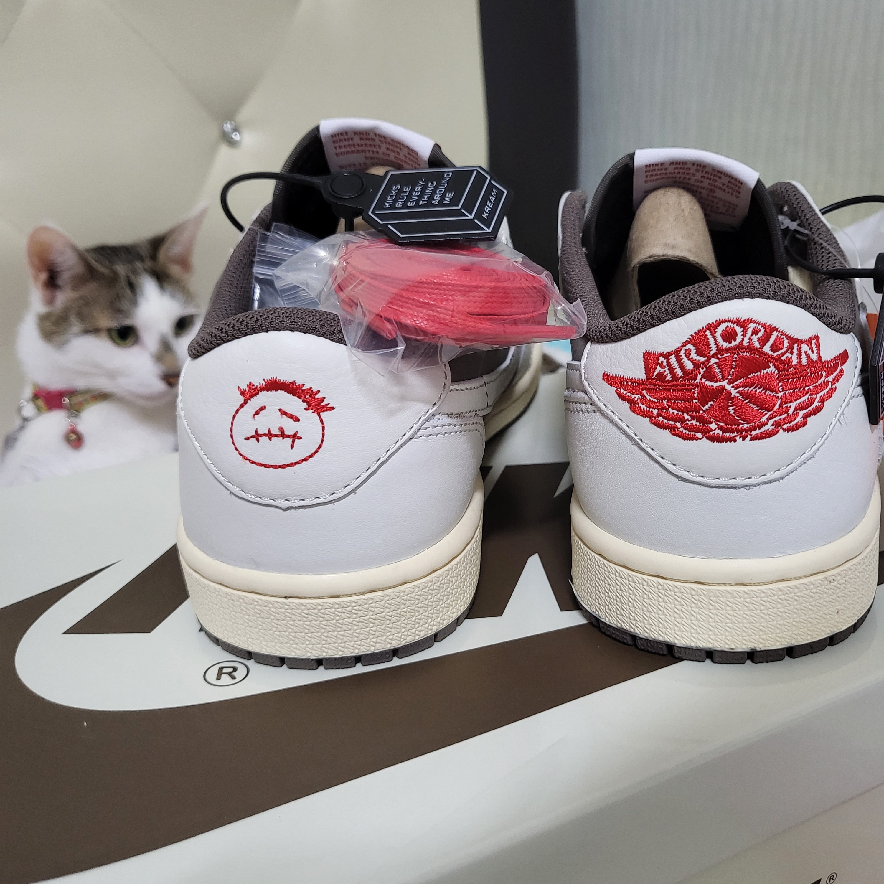 Jordan 1 x Travis Scott Retro Low OG SP Sail and Ridgerock 착용 스타일 - 4