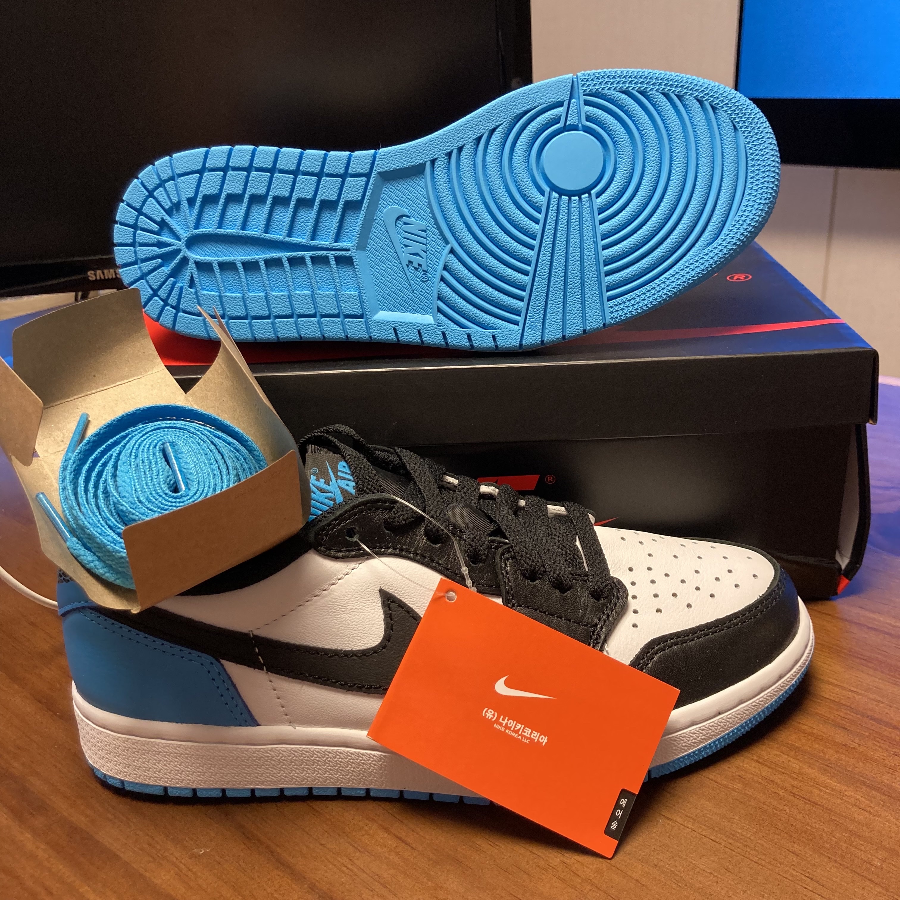Jordan 1 Retro Low OG Black and Dark Powder Blue 착용 스타일 - 1