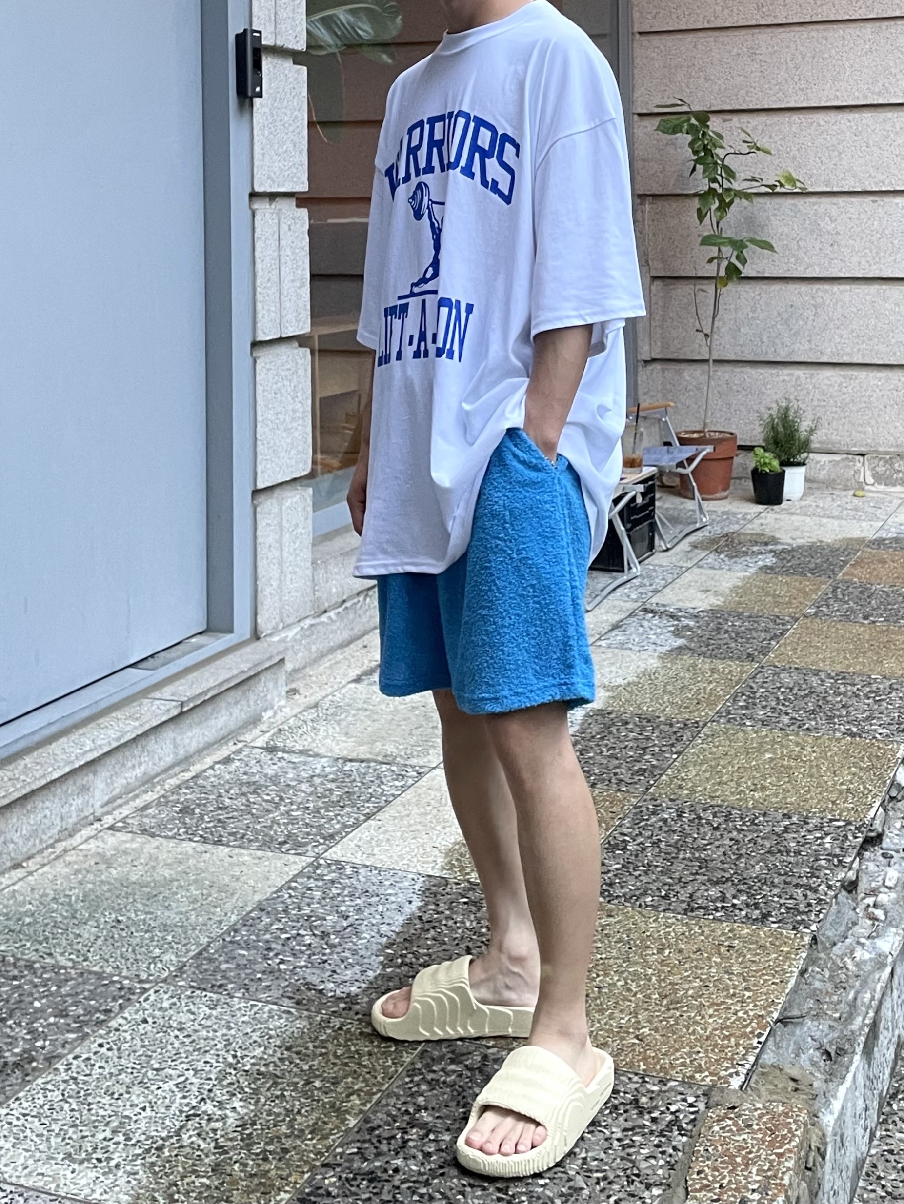 Adidas Adilette 22 Desert Sand 착용 스타일 - 5