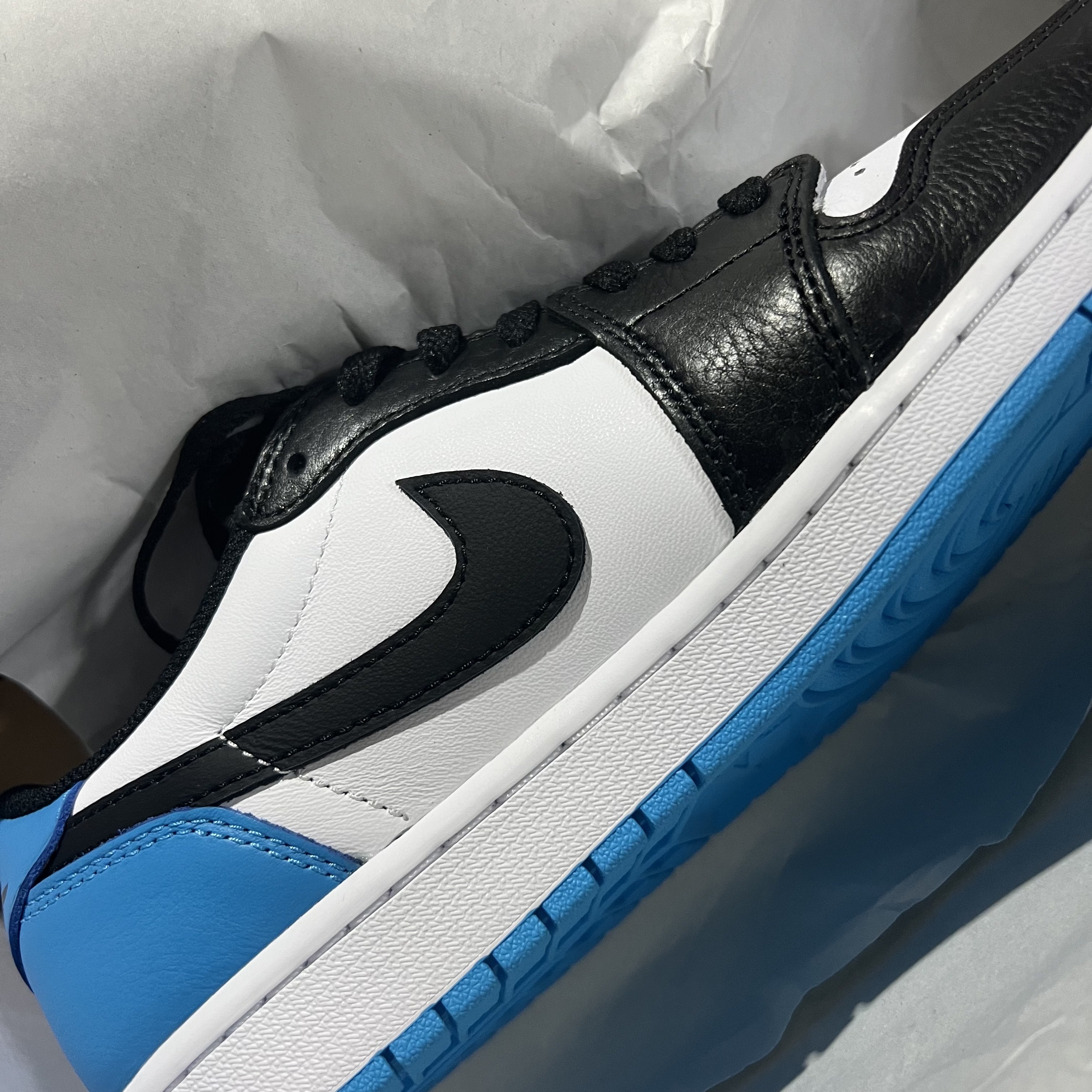 Jordan 1 Retro Low OG Black and Dark Powder Blue 착용 스타일