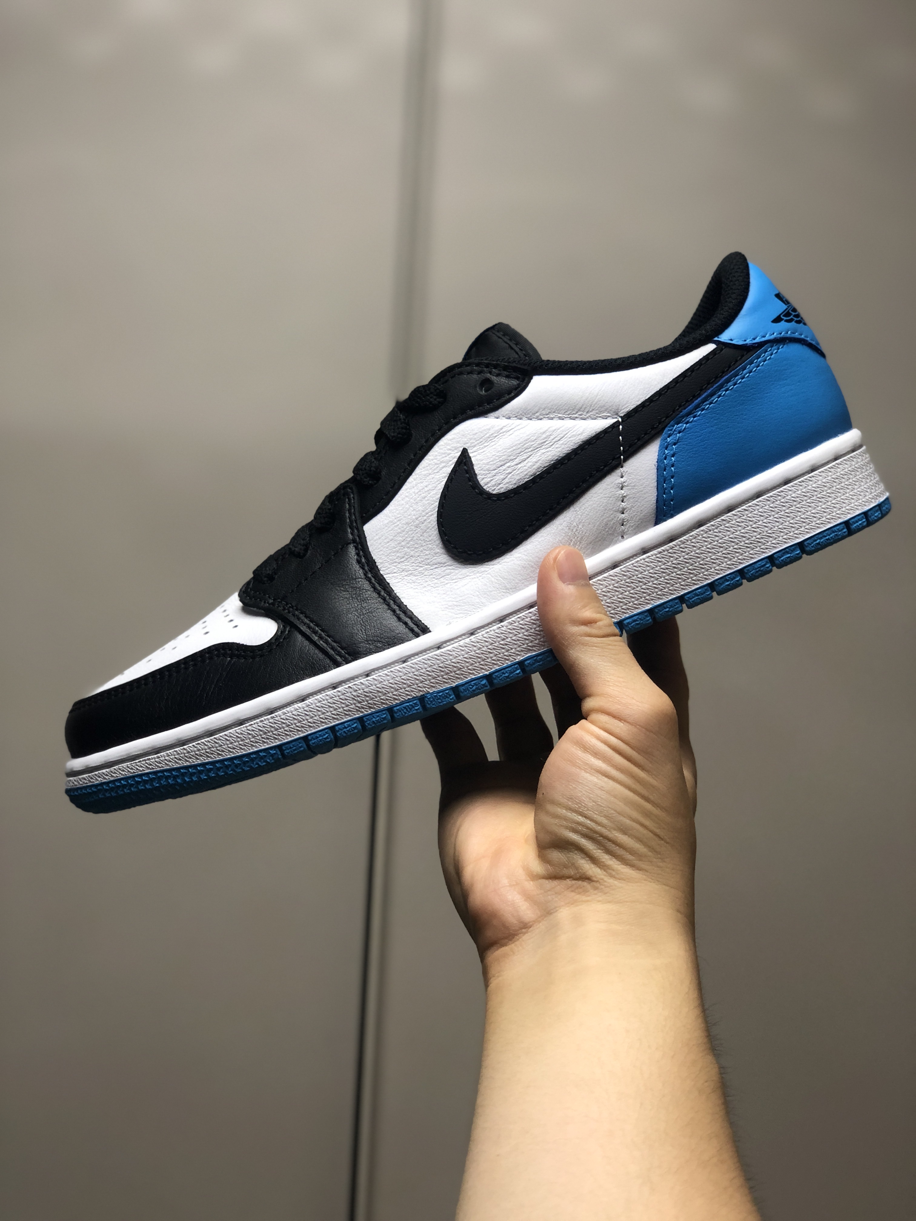 Jordan 1 Retro Low OG Black and Dark Powder Blue 착용 스타일