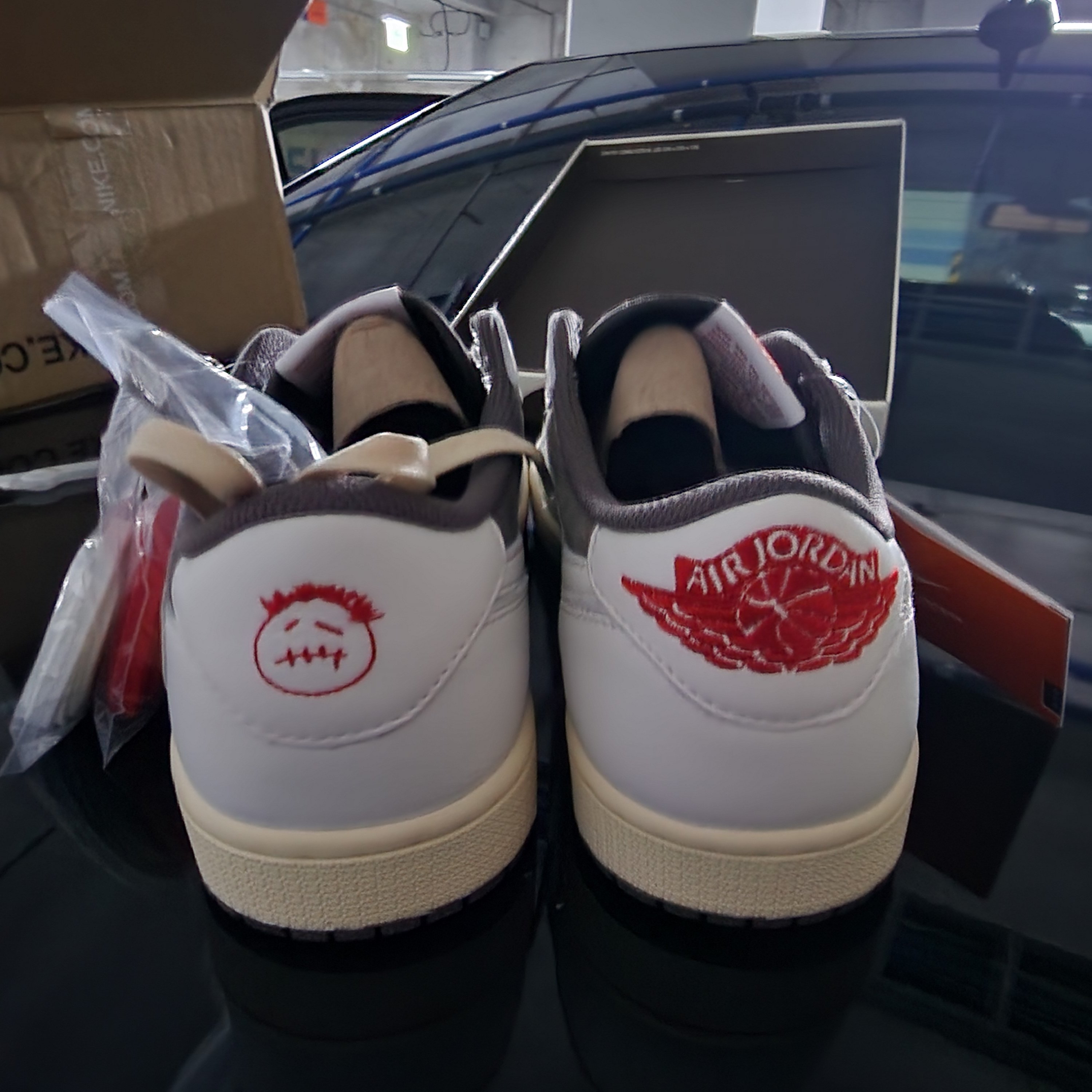Jordan 1 x Travis Scott Retro Low OG SP Sail and Ridgerock 착용 스타일 - 3