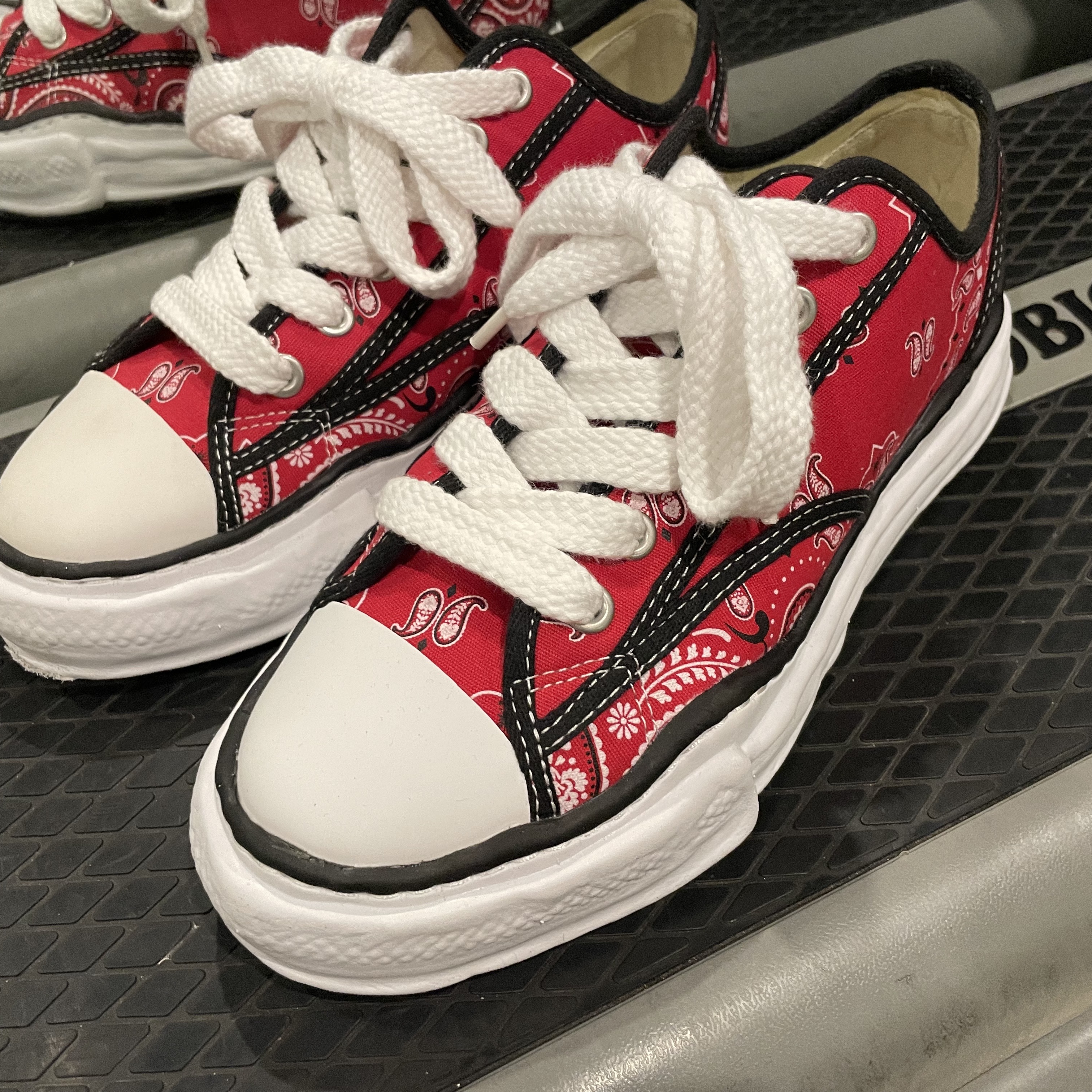Maison Mihara Yasuhiro Peterson OG Sole Canvas Bandana Low-top Sneakers Red 착용 스타일 - 2