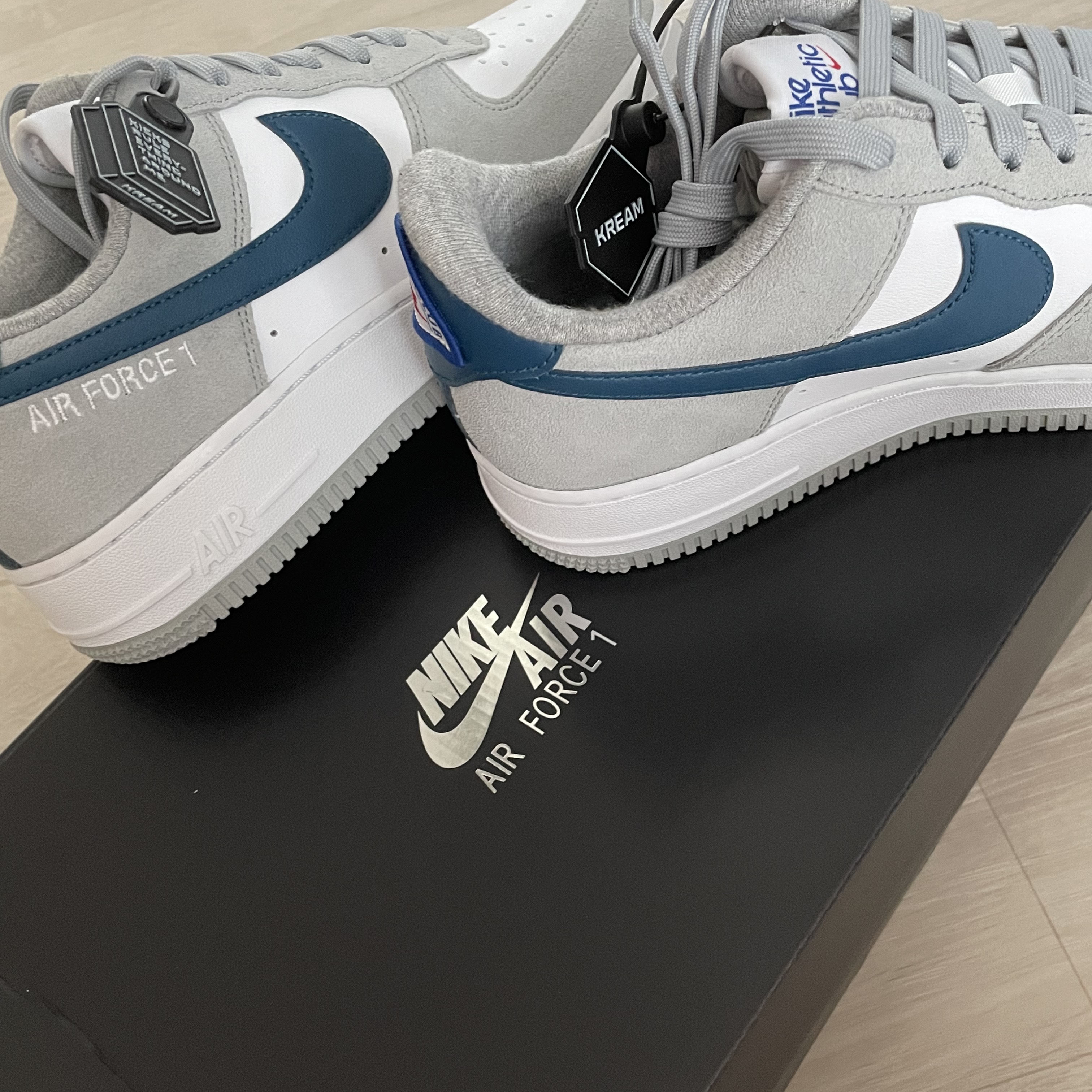 Nike Air Force 1 '07 LV8 Athletic Club Light Smoke Grey Marina 착용 스타일 - 2