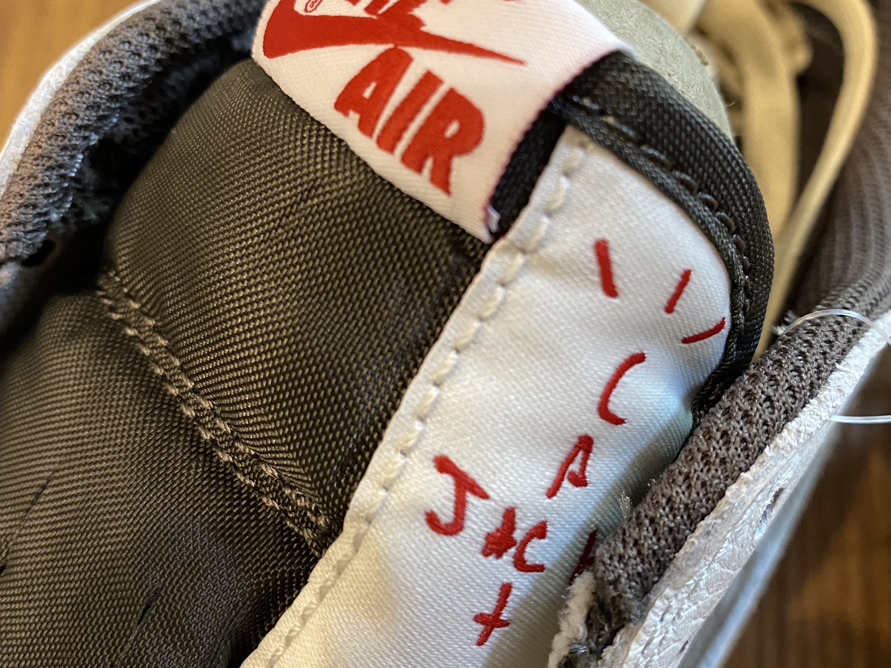 Jordan 1 x Travis Scott Retro Low OG SP Sail and Ridgerock 착용 스타일 - 1