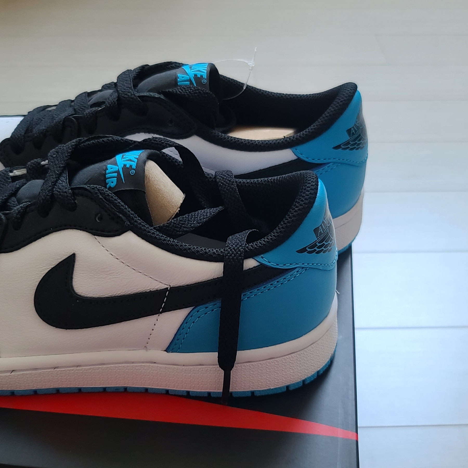 Jordan 1 Retro Low OG Black and Dark Powder Blue 착용 스타일 - 1