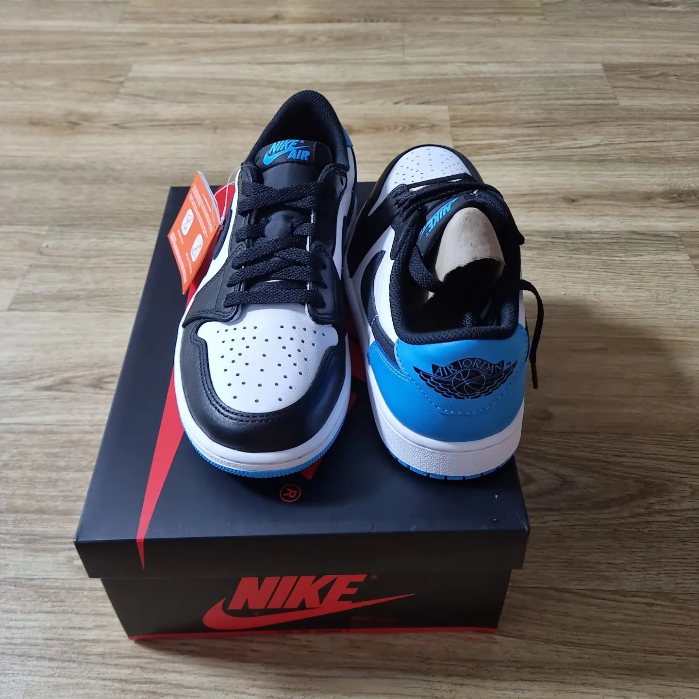 Jordan 1 Retro Low OG Black and Dark Powder Blue 착용 스타일 - 2