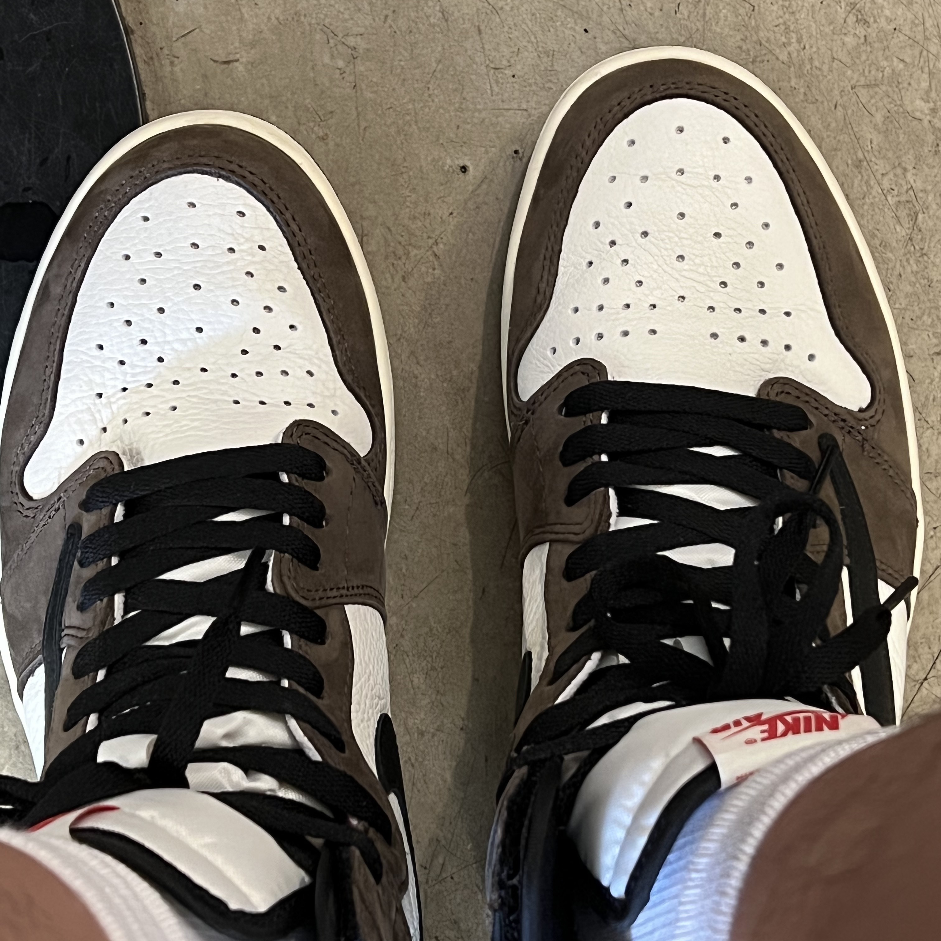 Jordan 1 x Travis Scott Retro High OG SP Mocha 착용 스타일 - 3