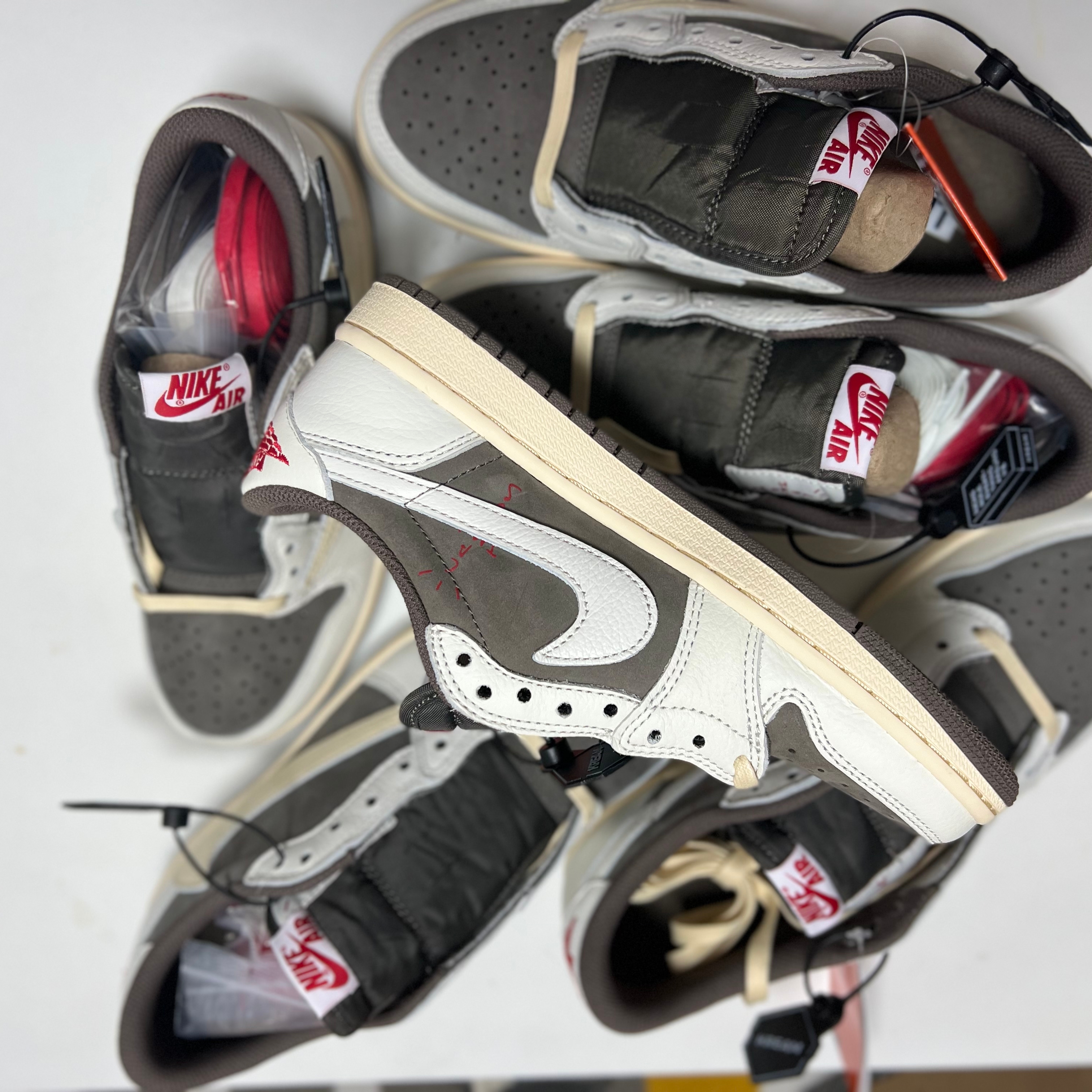 Jordan 1 x Travis Scott Retro Low OG SP Sail and Ridgerock, Jordan 1 x Travis Scott x Fragment Retro Low OG SP Military Blue 착용 스타일 - 3