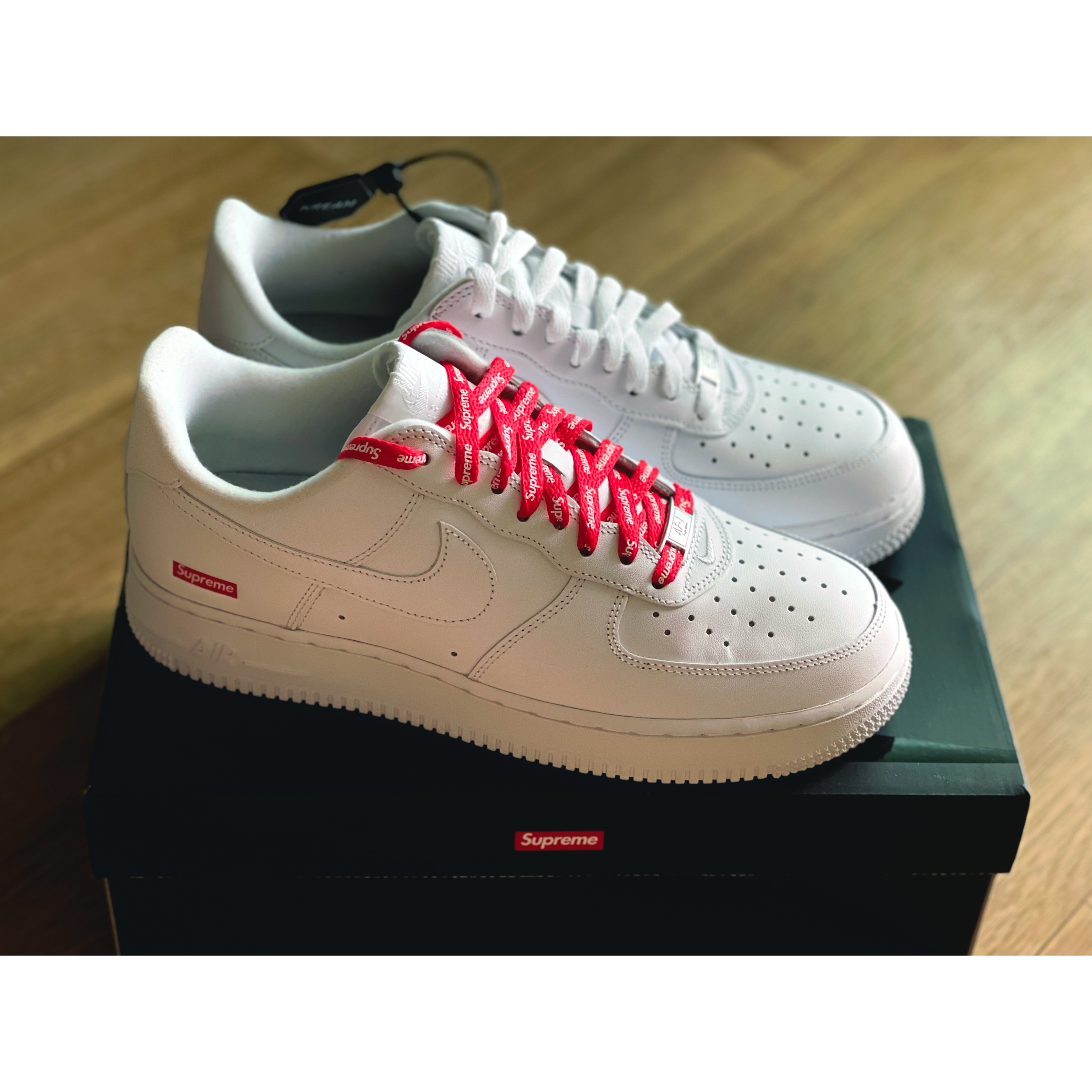 Nike x Supreme Air Force 1 Low White 착용 스타일 - 1
