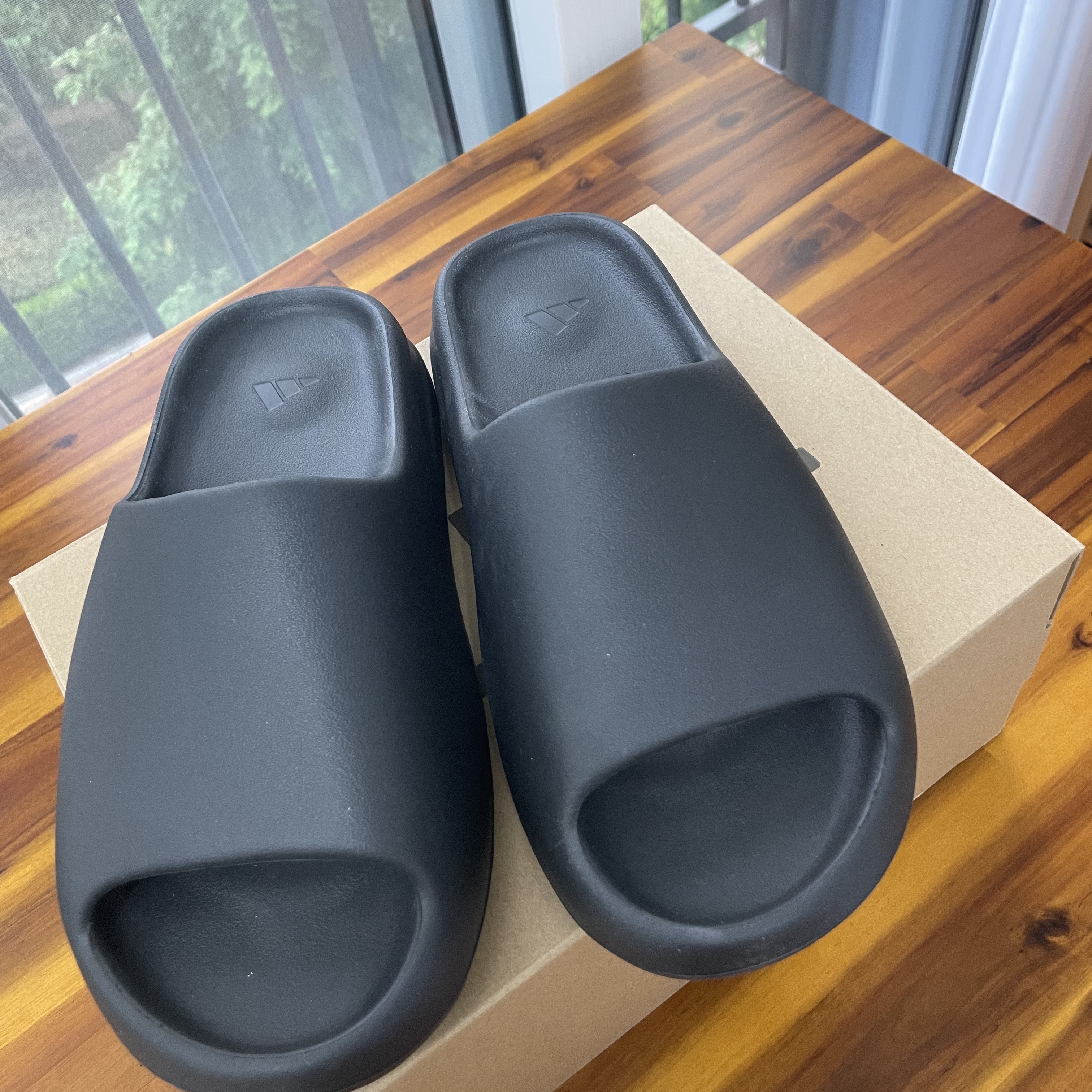 Adidas Yeezy Slide Onyx 착용 스타일 - 1