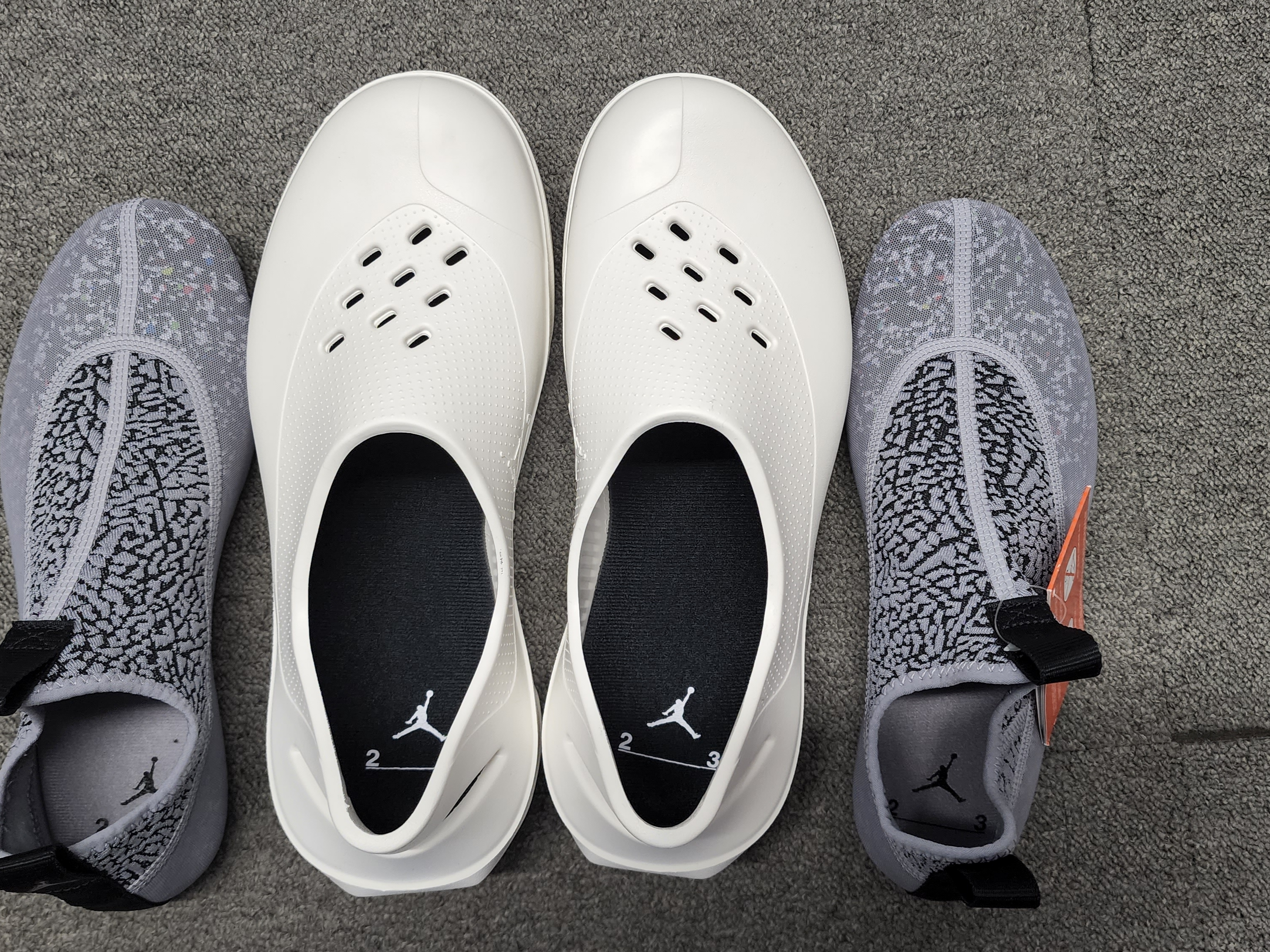 Jordan System .23 Sail and Cement Grey, Jordan 1 Retro Low OG Black and Dark Powder Blue 착용 스타일 - 3