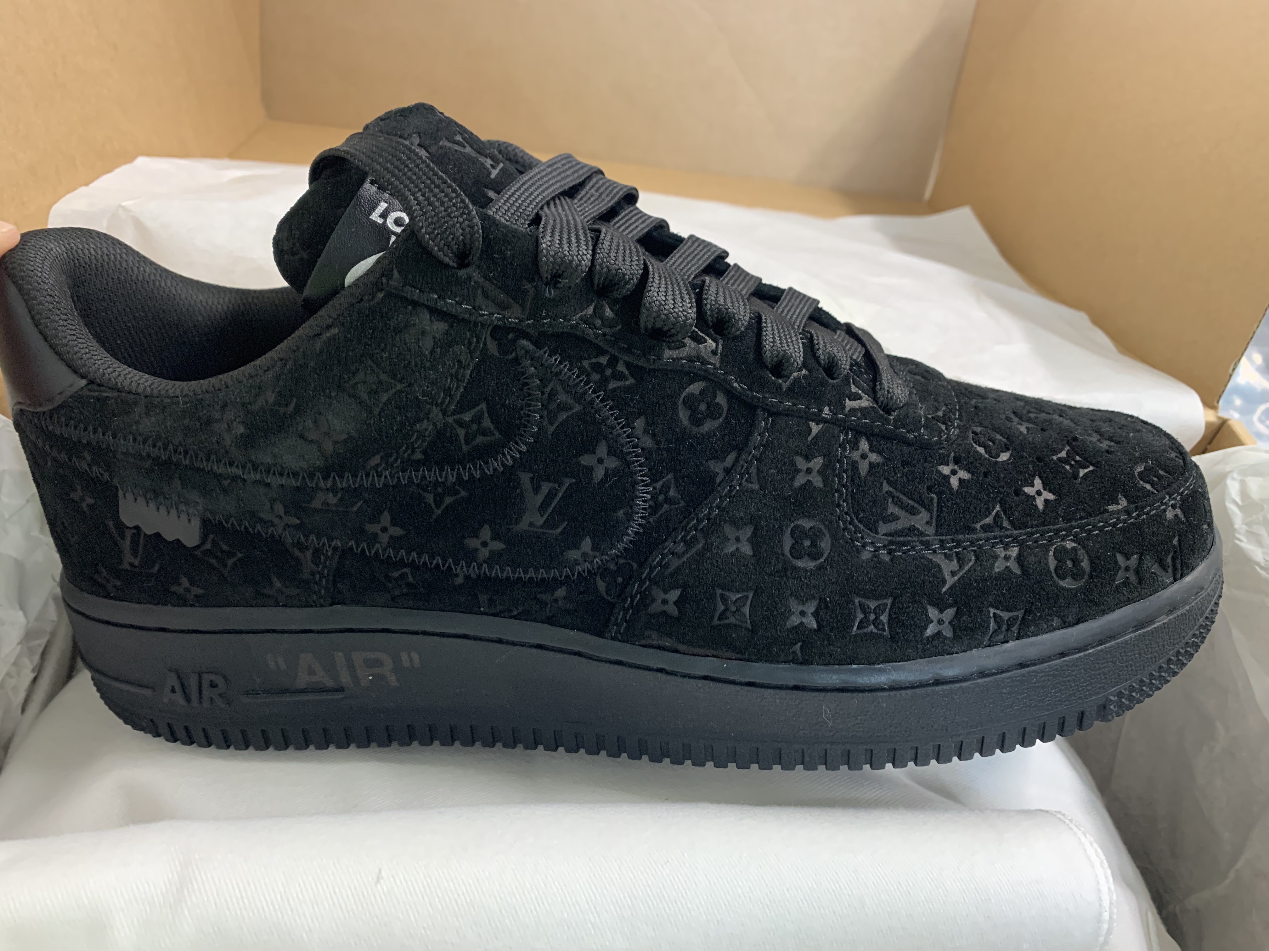 Louis Vuitton x Nike Air Force 1 Low by Virgil Abloh Black 착용 스타일 - 2