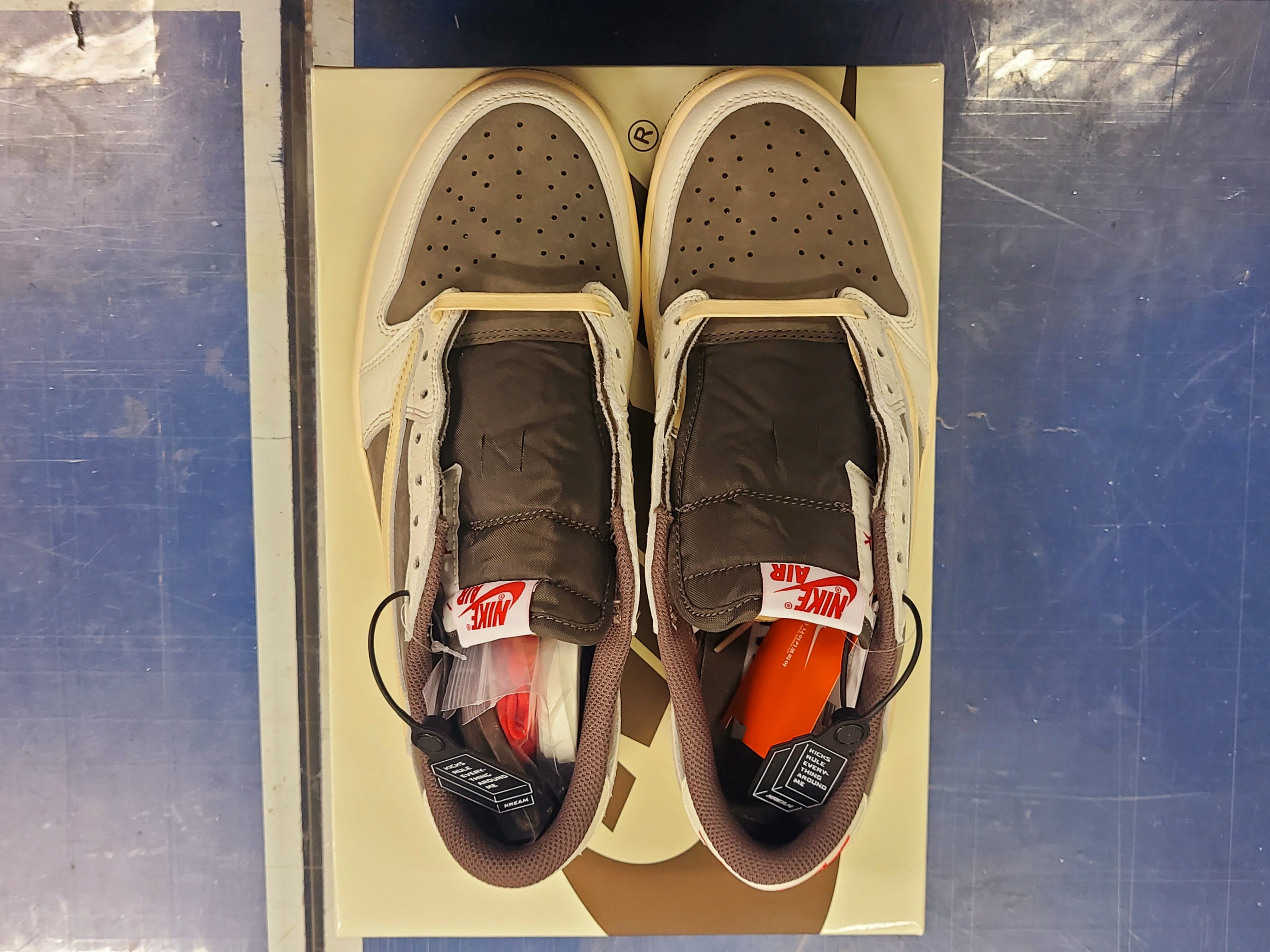 Jordan 1 x Travis Scott Retro Low OG SP Sail and Ridgerock 착용 스타일 - 2
