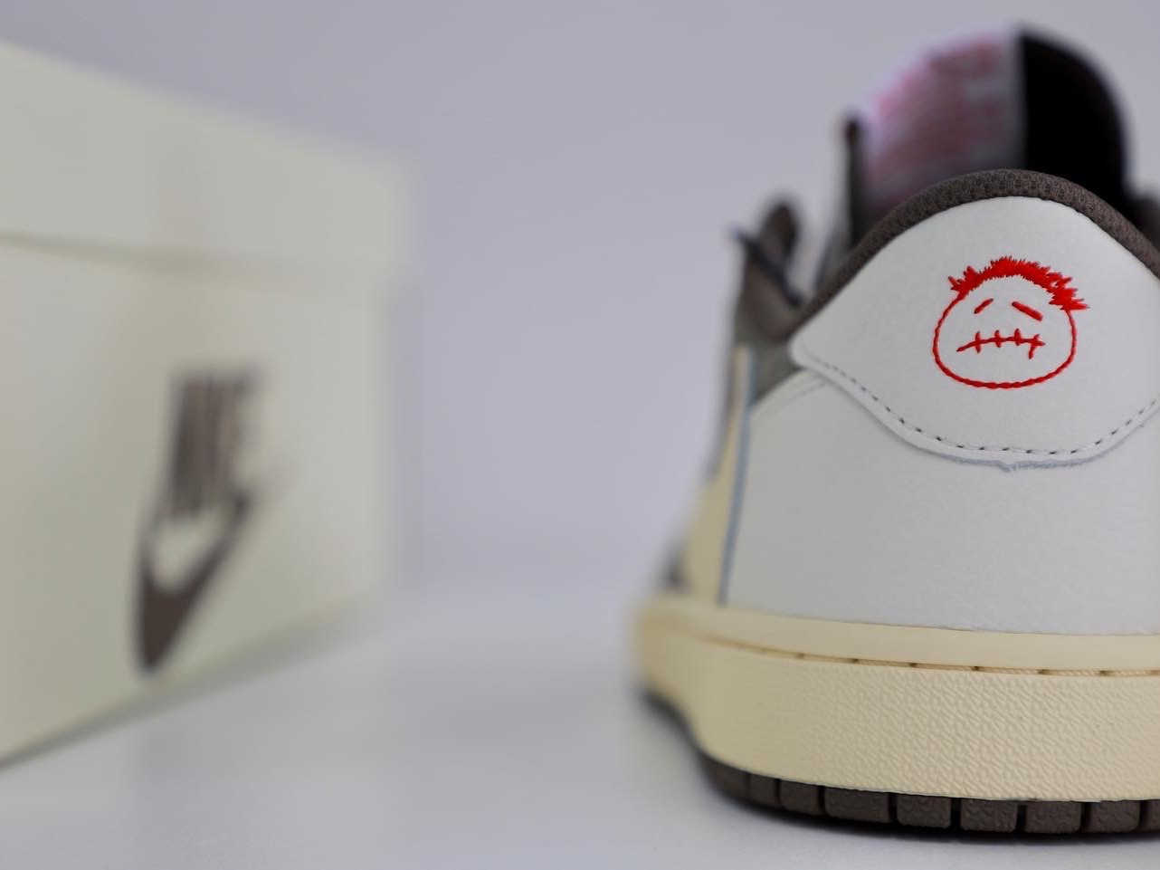 Jordan 1 x Travis Scott Retro Low OG SP Sail and Ridgerock 착용 스타일 - 2