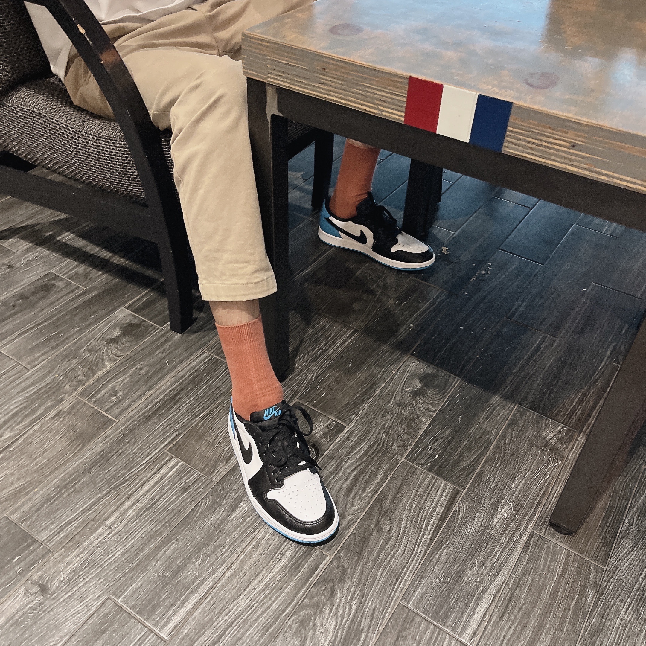 Jordan 1 Retro Low OG Black and Dark Powder Blue 착용 스타일 - 3