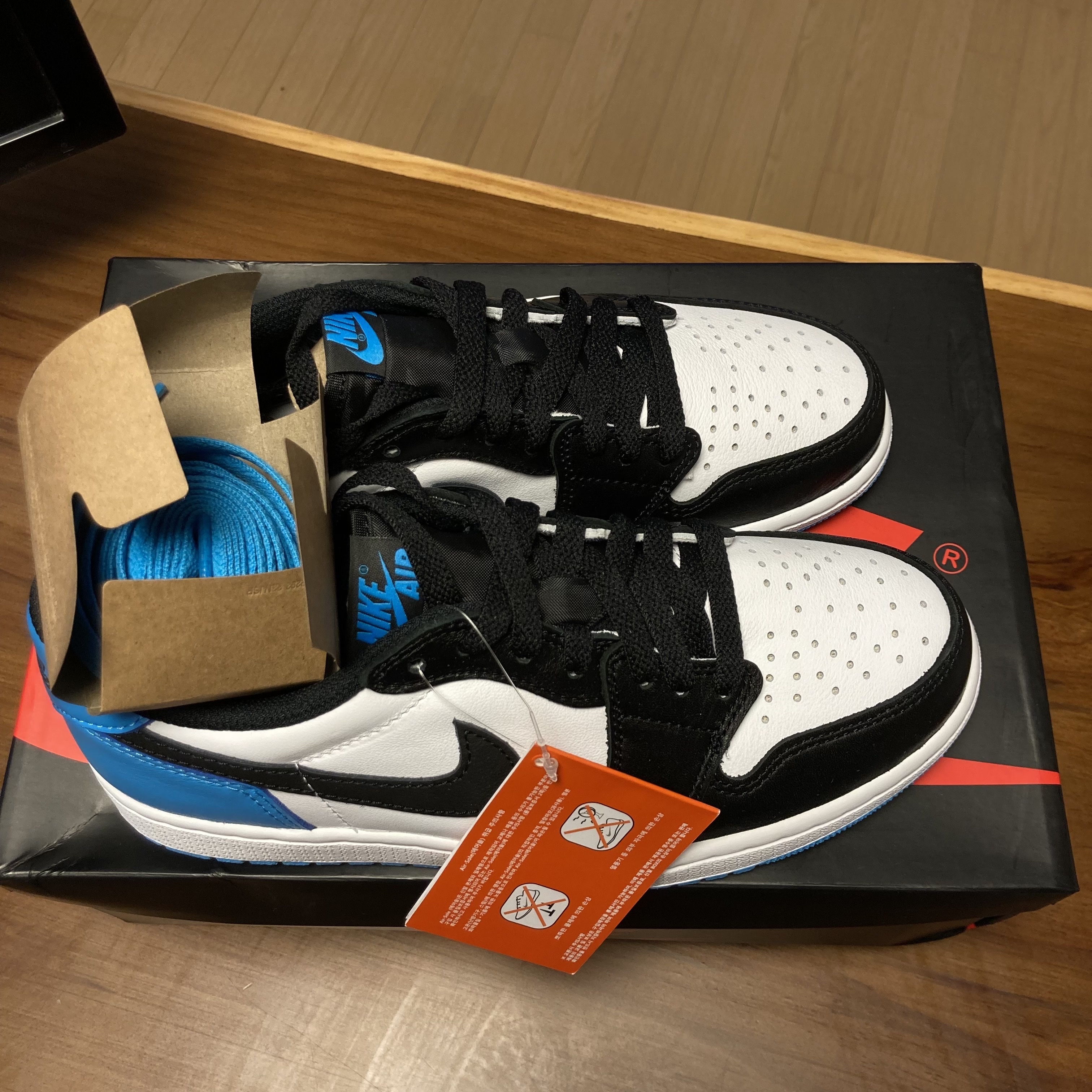 Jordan 1 Retro Low OG Black and Dark Powder Blue 착용 스타일 - 2
