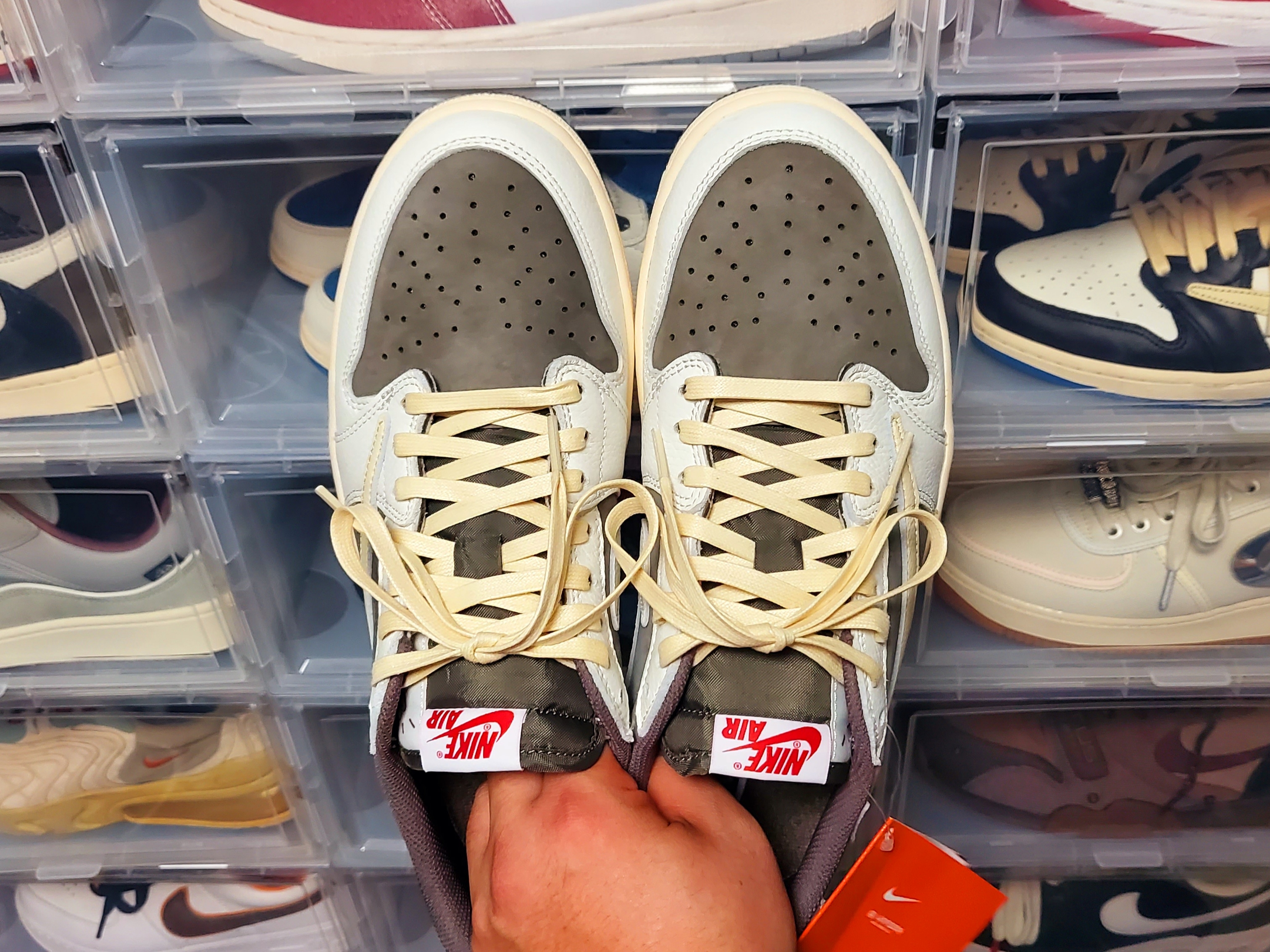 Jordan 1 x Travis Scott Retro Low OG SP Sail and Ridgerock 착용 스타일 - 4