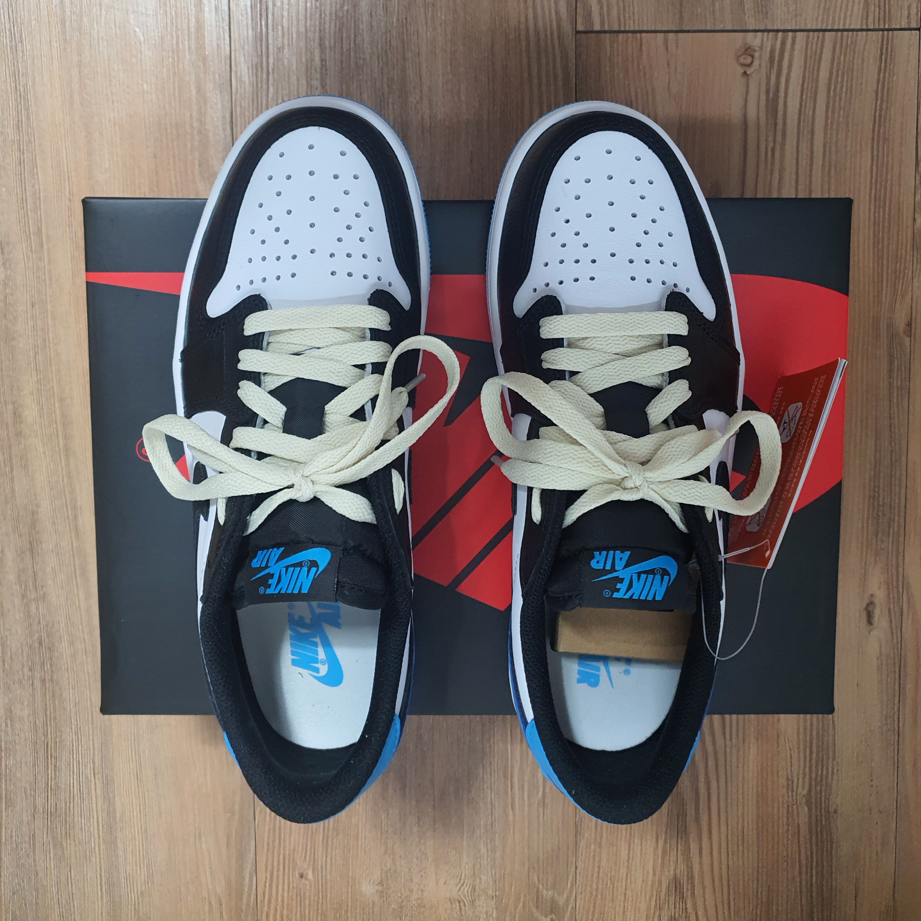 Jordan 1 Retro Low OG Black and Dark Powder Blue 착용 스타일 - 2
