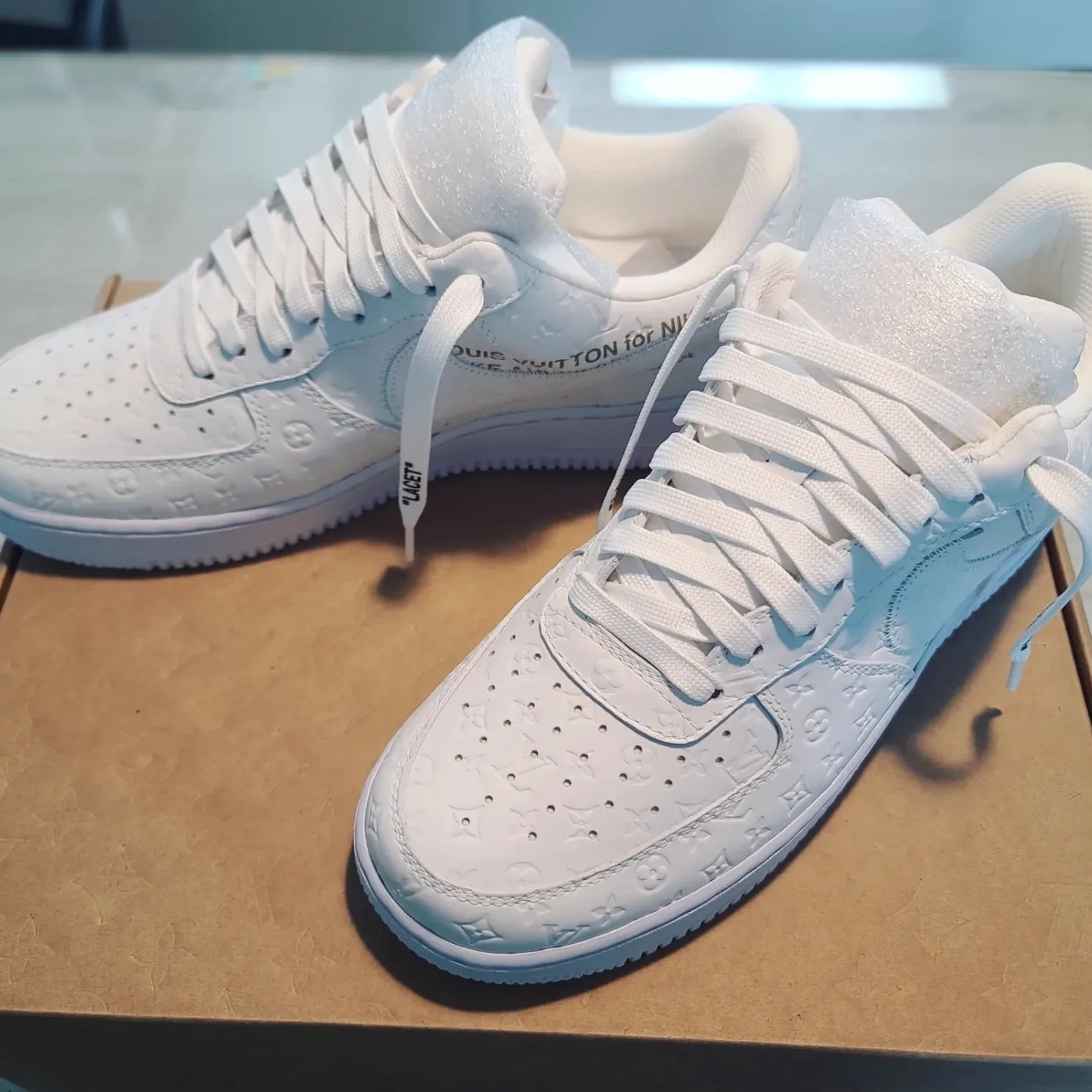 Louis Vuitton x Nike Air Force 1 Low by Virgil Abloh White 착용 스타일 - 1