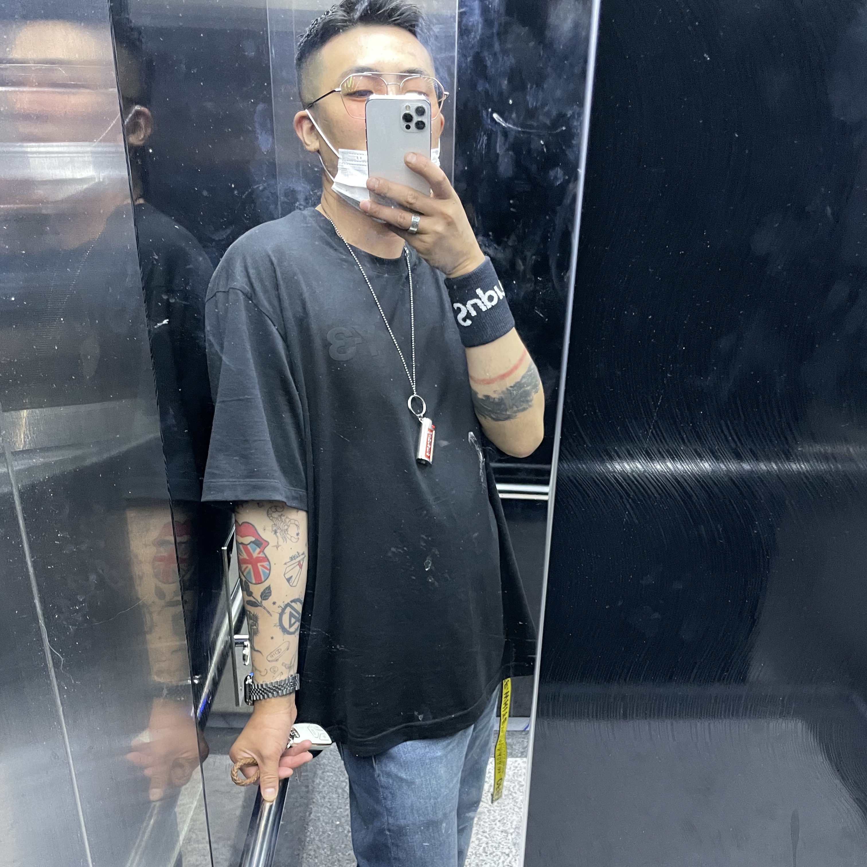 Nike x Supreme Air Force 1 Low White, Supreme x Nike NBA Wristband Black (Pack of 2) 착용 스타일