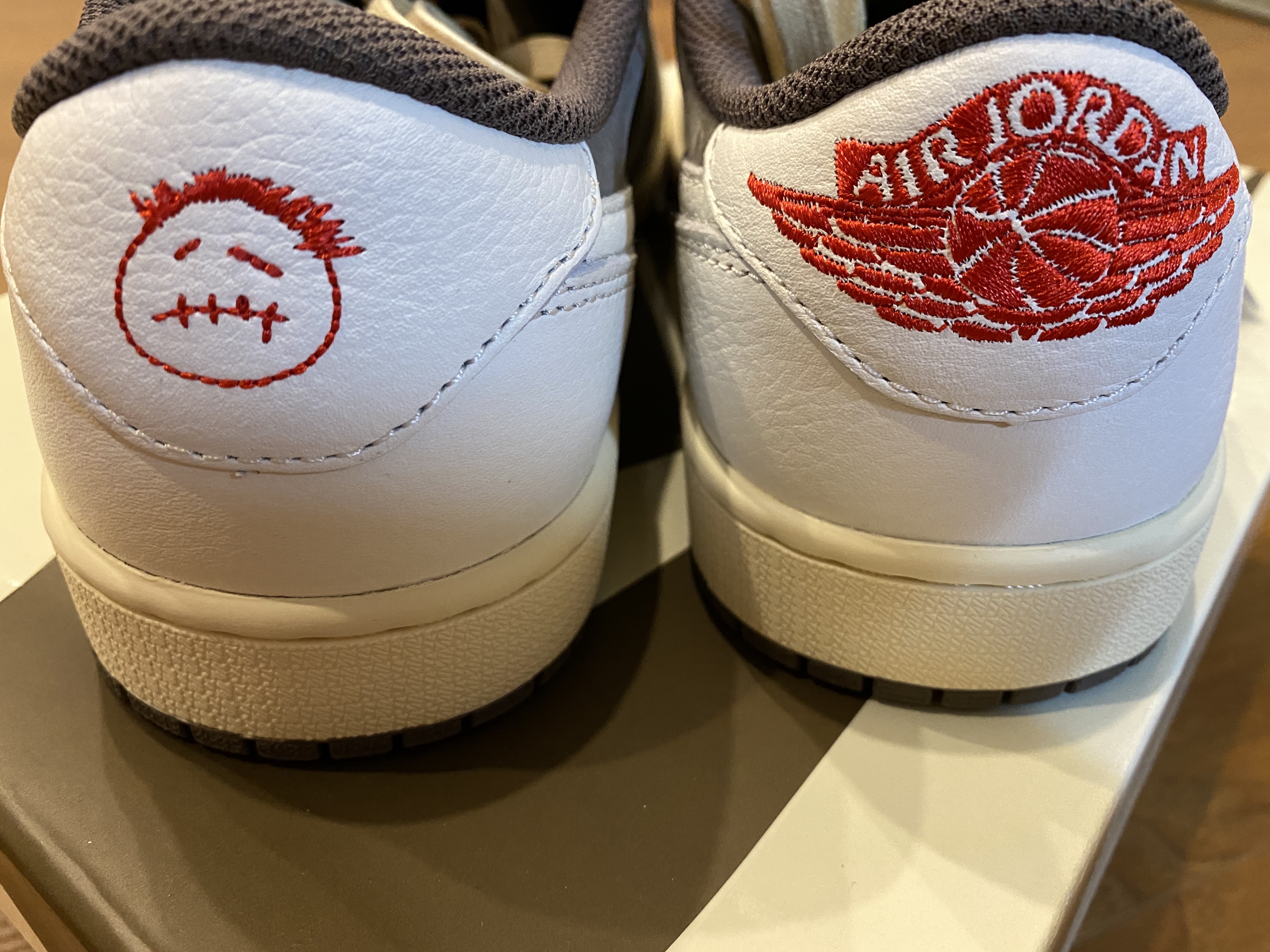Jordan 1 x Travis Scott Retro Low OG SP Sail and Ridgerock 착용 스타일 - 2