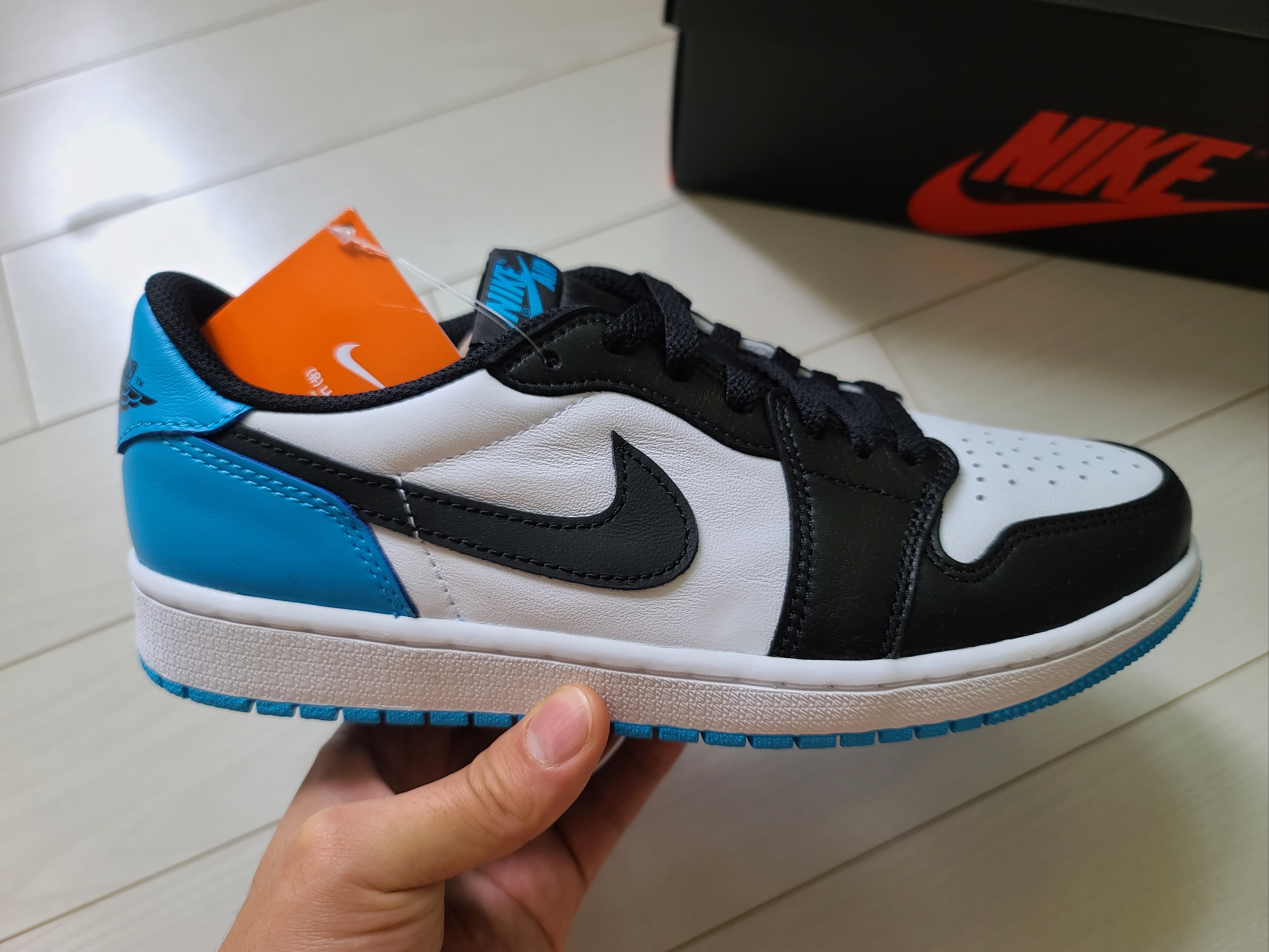 Jordan 1 Retro Low OG Black and Dark Powder Blue 착용 스타일 - 2