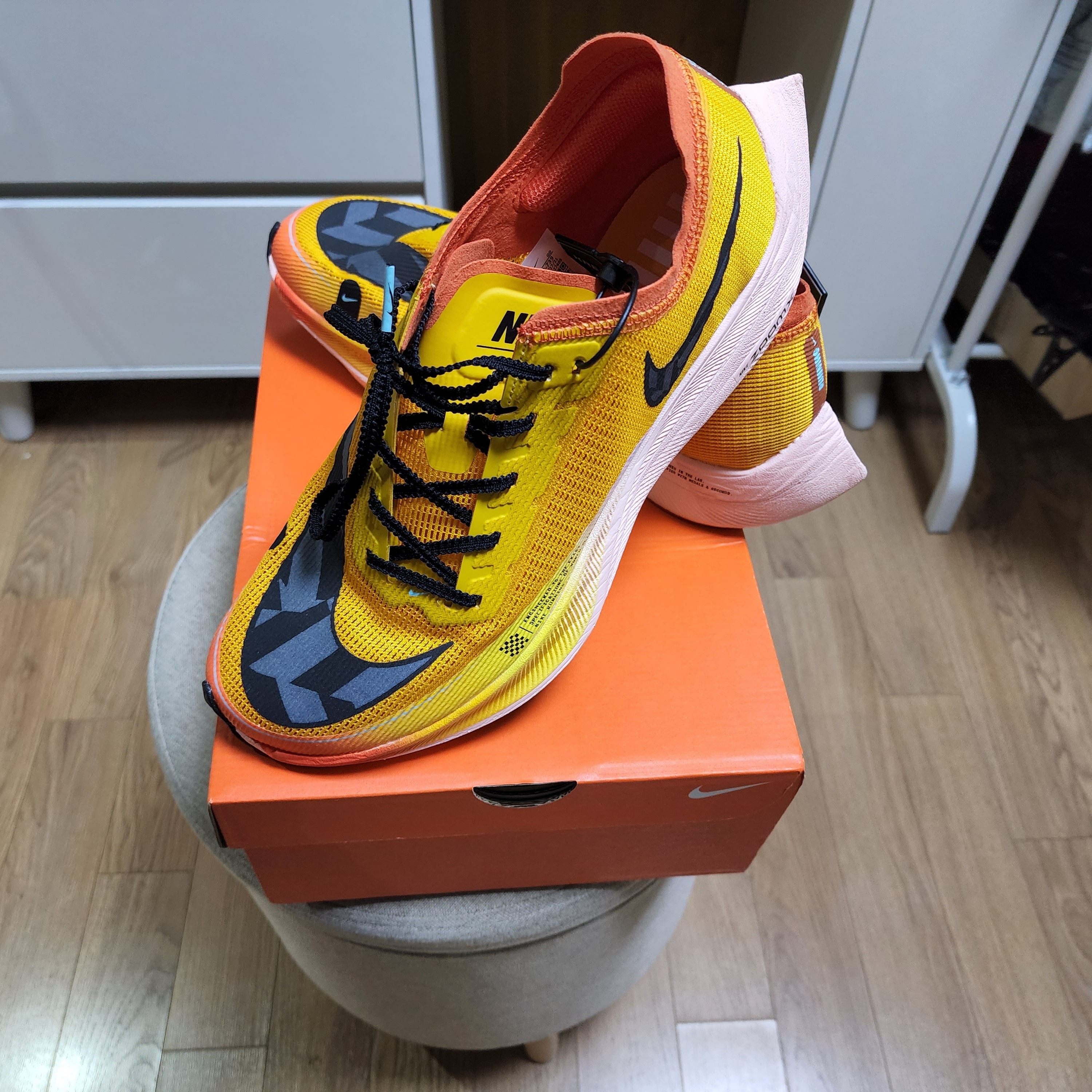 Nike ZoomX Vaporfly Next% 2 University Gold 착용 스타일 - 2